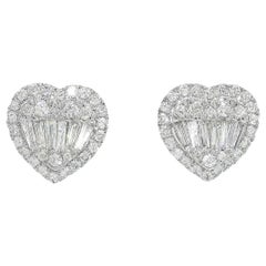 Herzförmige Baguette-Halo-Diamant-Ohrstecker aus 18 Karat Weißgold