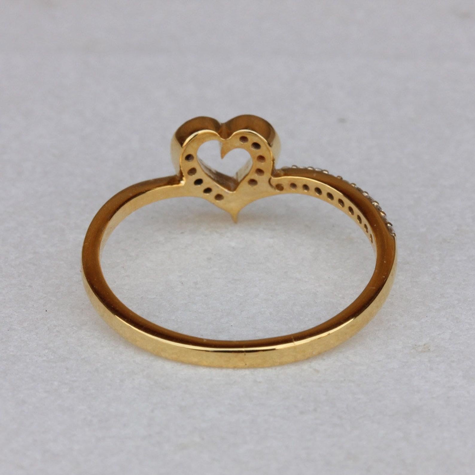 Bague à anneau en forme de cœur en or jaune massif 14 carats pavé de diamants naturels pour femmes en vente 1