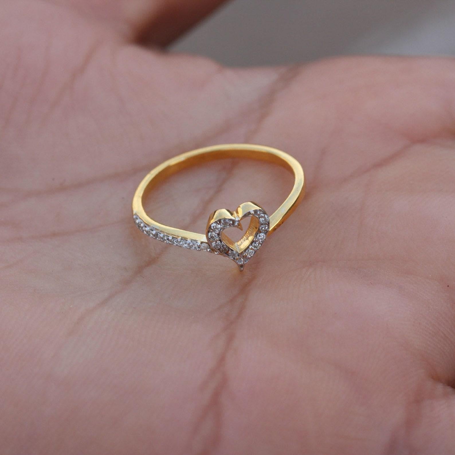 Bague à anneau en forme de cœur en or jaune massif 14 carats pavé de diamants naturels pour femmes en vente 2