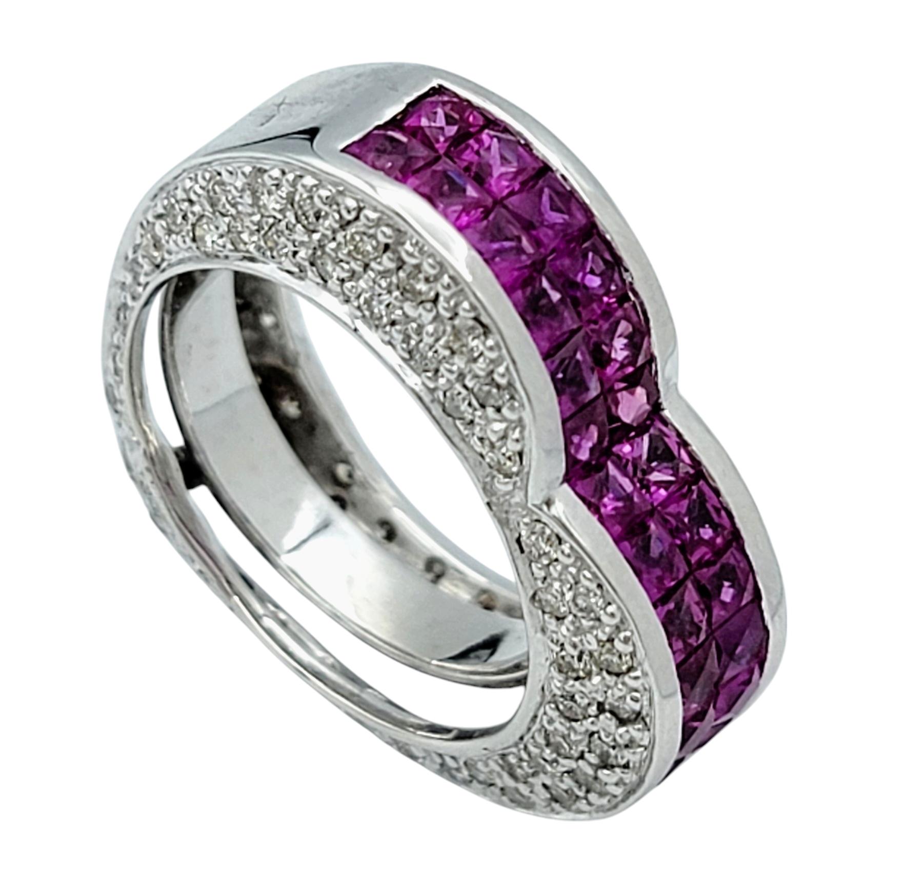 Taille de l'anneau : 7

Cet époustouflant anneau en forme de cœur présente une combinaison saisissante de saphirs roses et de diamants, magistralement sertis dans un luxueux or blanc 18 carats. La bande présente une rangée de saphirs roses taillés