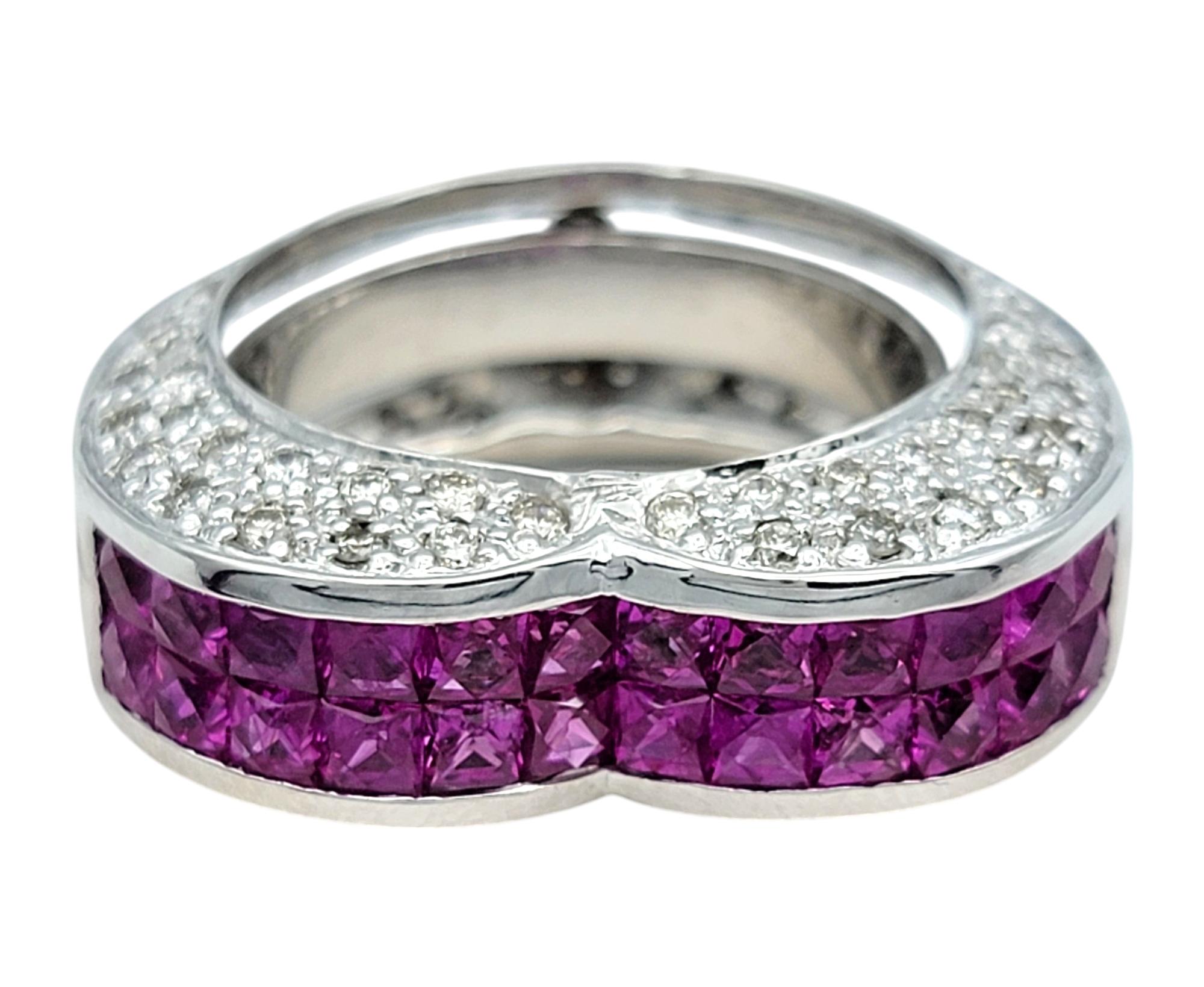Contemporain Bague en or blanc 18 carats en forme de cœur avec diamants et saphirs roses en vente