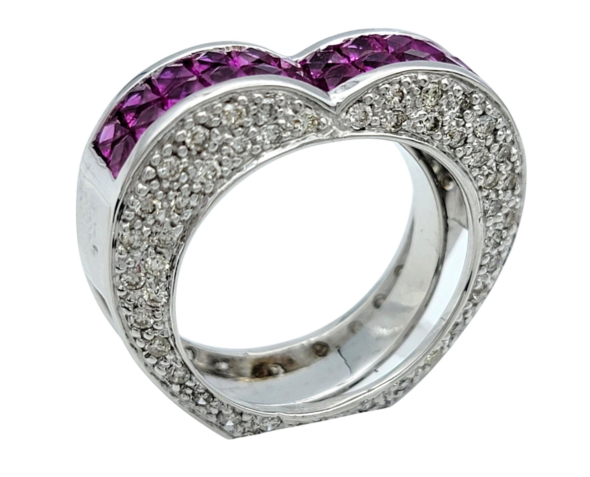 Taille carrée Bague en or blanc 18 carats en forme de cœur avec diamants et saphirs roses en vente