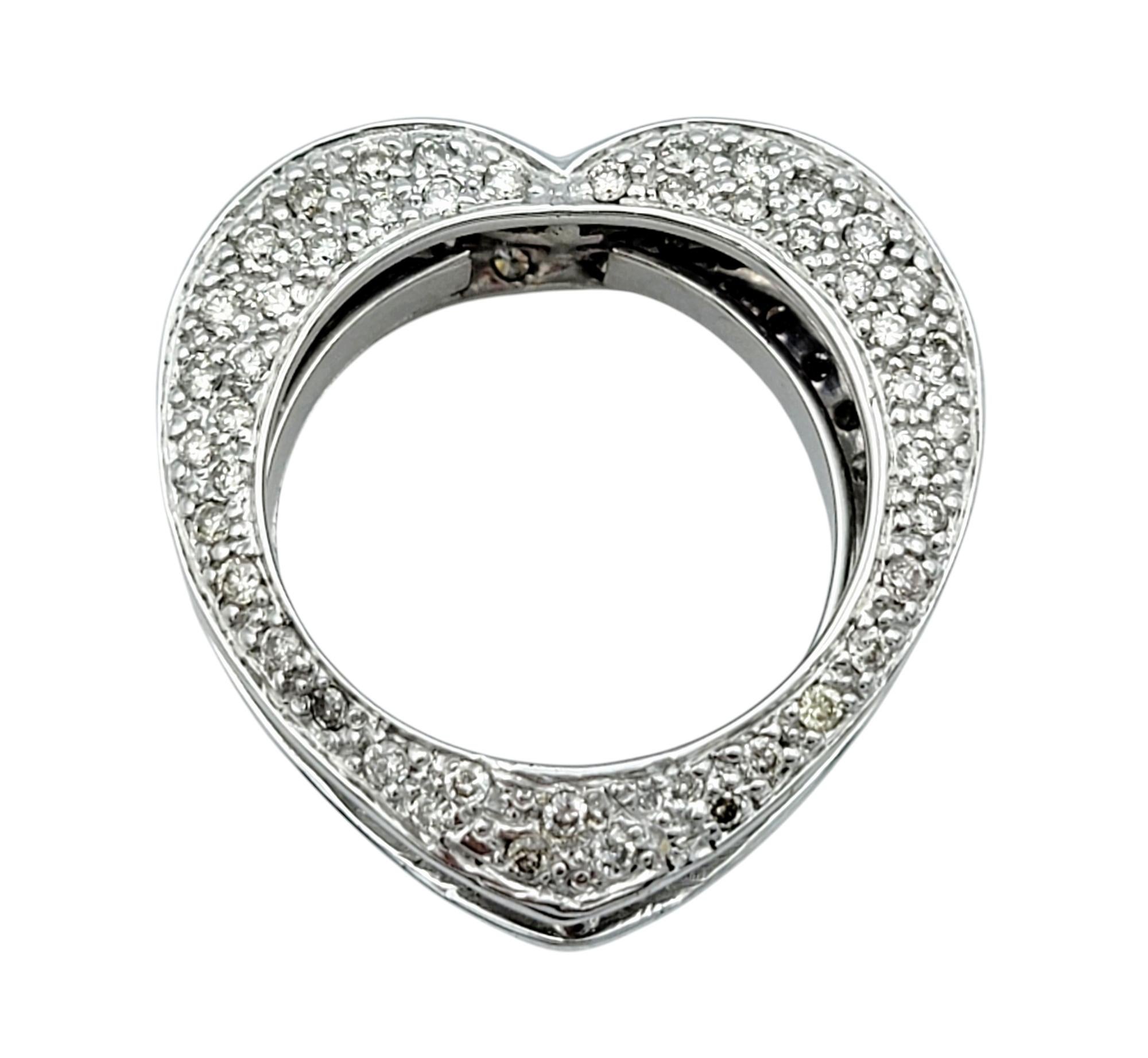 Bague en or blanc 18 carats en forme de cœur avec diamants et saphirs roses en vente 1
