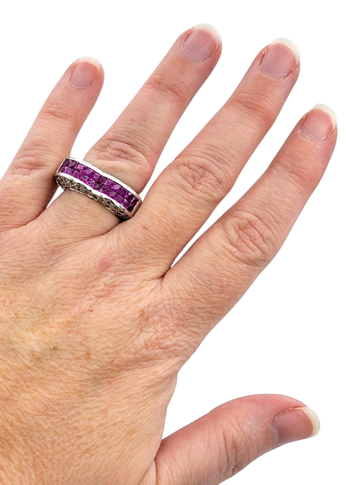 Bague en or blanc 18 carats en forme de cœur avec diamants et saphirs roses en vente 2