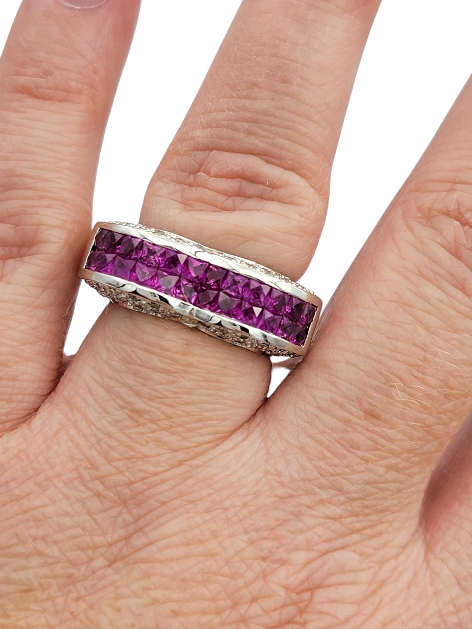 Bague en or blanc 18 carats en forme de cœur avec diamants et saphirs roses en vente 3