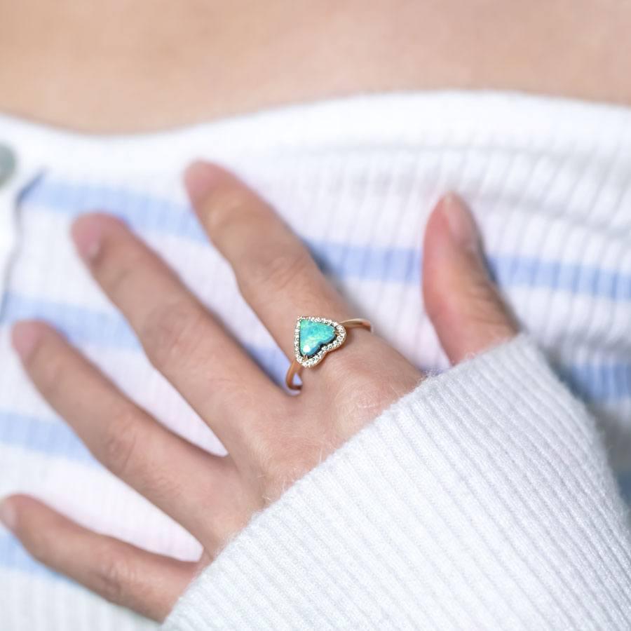 Arts and Crafts Anello di fidanzamento con diamante a forma di cuore con opale nero a raggiera in oro giallo 18k in vendita