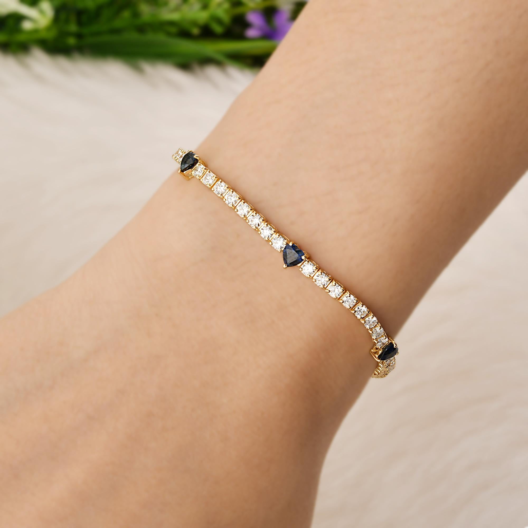 Bracelet en forme de coeur avec saphir bleu et diamant en or jaune 18K Bijoux fins 
Il présente un mélange captivant de saphirs bleus taillés en cœur et de diamants ronds brillants. Le design du bracelet présente une alternance de maillons en