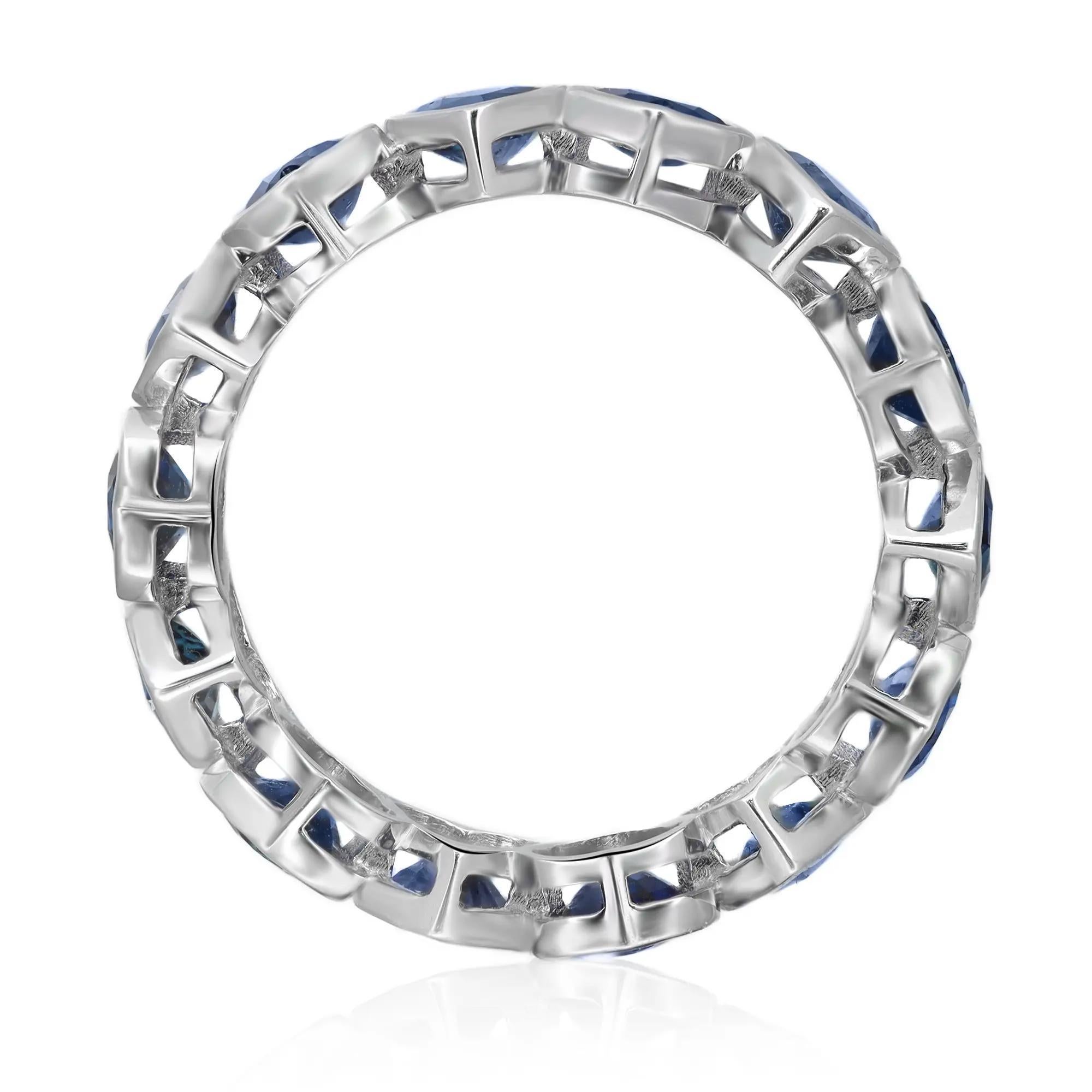 Questa fascia per l'eternità unica ed elegante presenta zaffiri blu a forma di cuore incastonati. Le pietre girano meravigliosamente intorno alla fascia e sono incastonate in pregiato oro bianco 14 carati. Peso totale dello zaffiro blu: 4.27 carati.