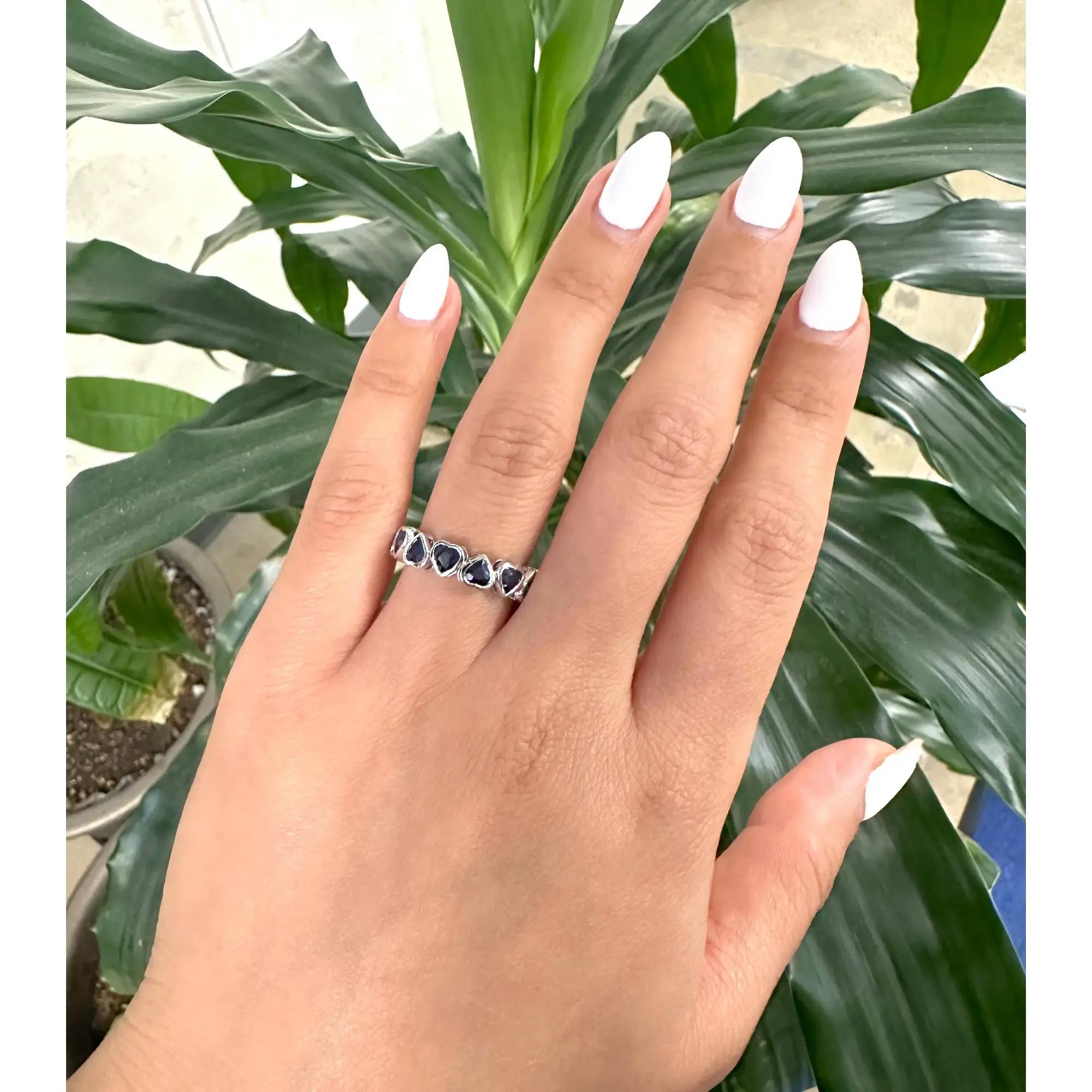 Cuore Anello a forma di cuore con zaffiro blu per l'eternità in oro bianco 14K 4.27Cttw misura 7 in vendita