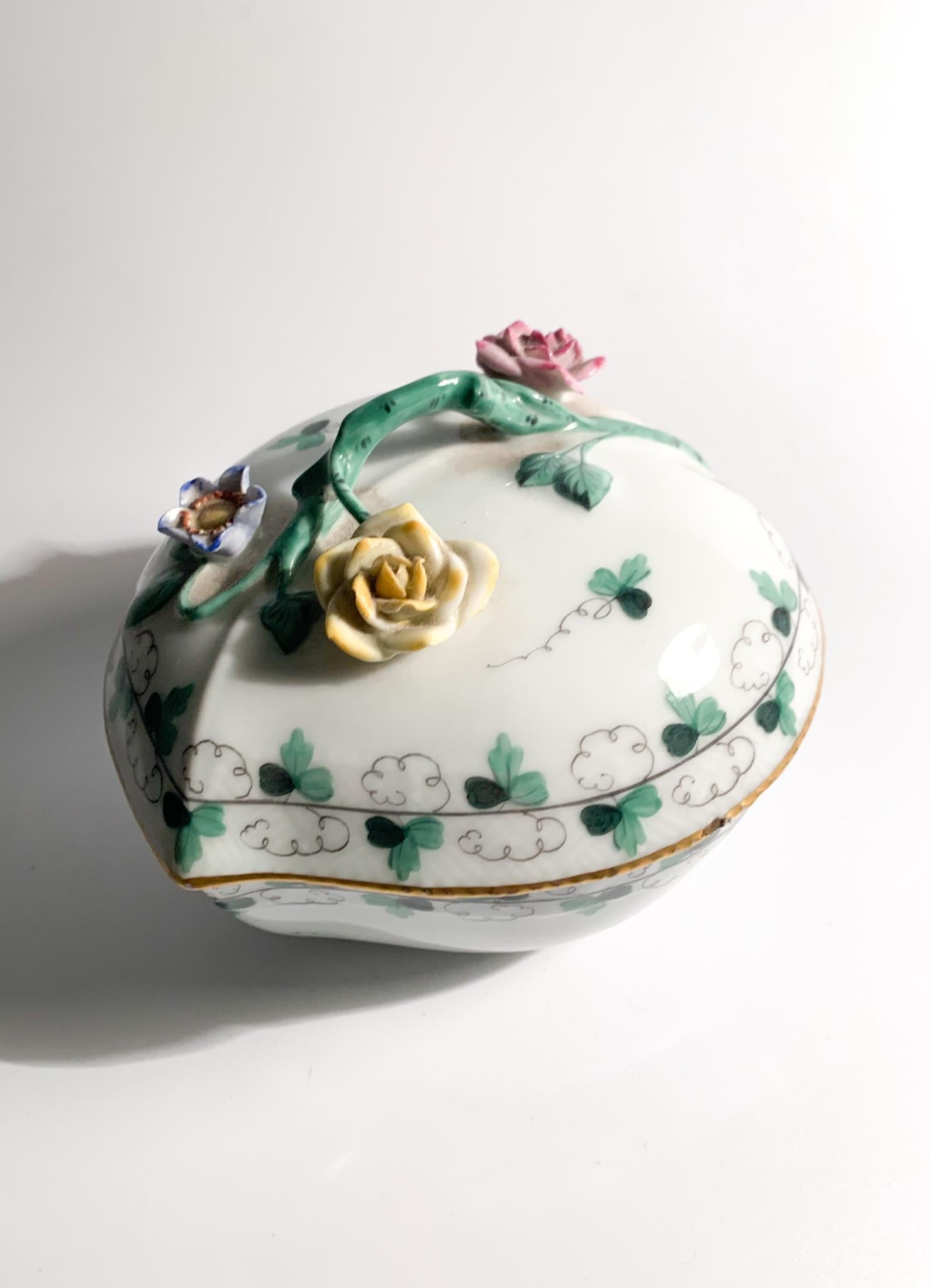 Heart-shaped centerpiece box with flowers, made in Hungarian Herend porcelain in the 1950s

Measures : Ø cm 13 h cm 11.