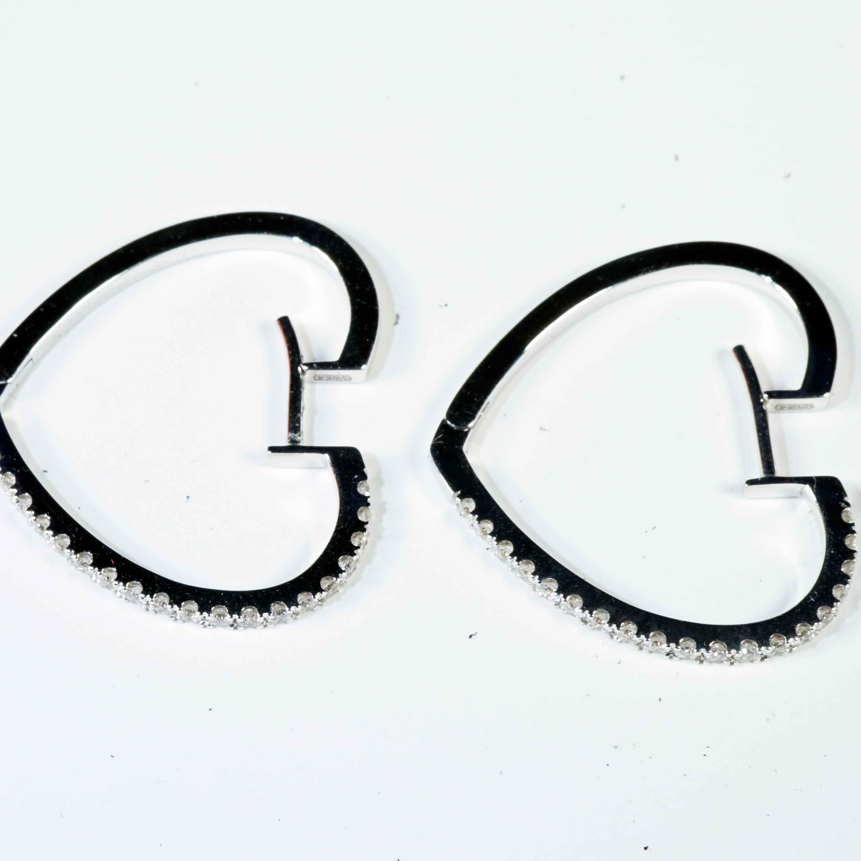 Moderne Créoles brillantes en forme de cœur 0,50 ct TW/VS énergie italienne pour chaque jour 18 carats en vente