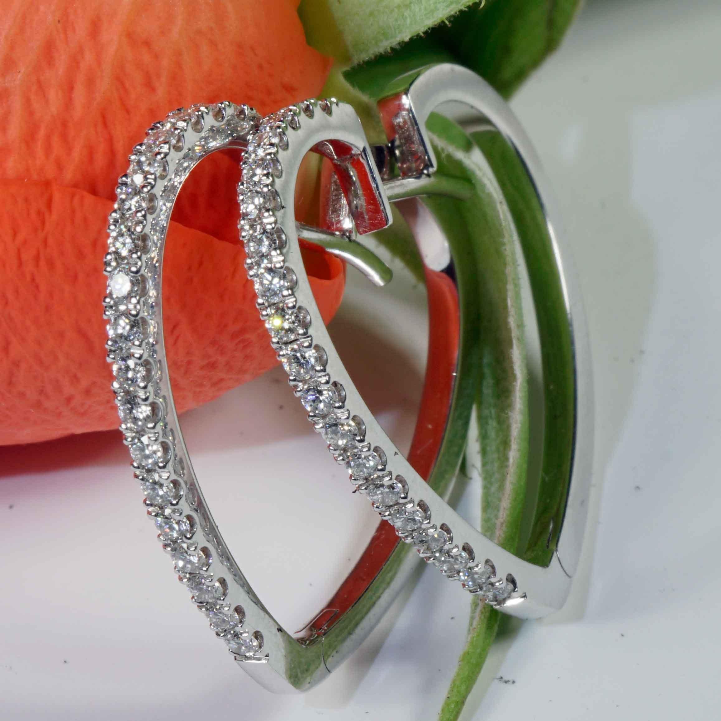 Créoles brillantes en forme de cœur 0,50 ct TW/VS énergie italienne pour chaque jour 18 carats Neuf - En vente à Viena, Viena