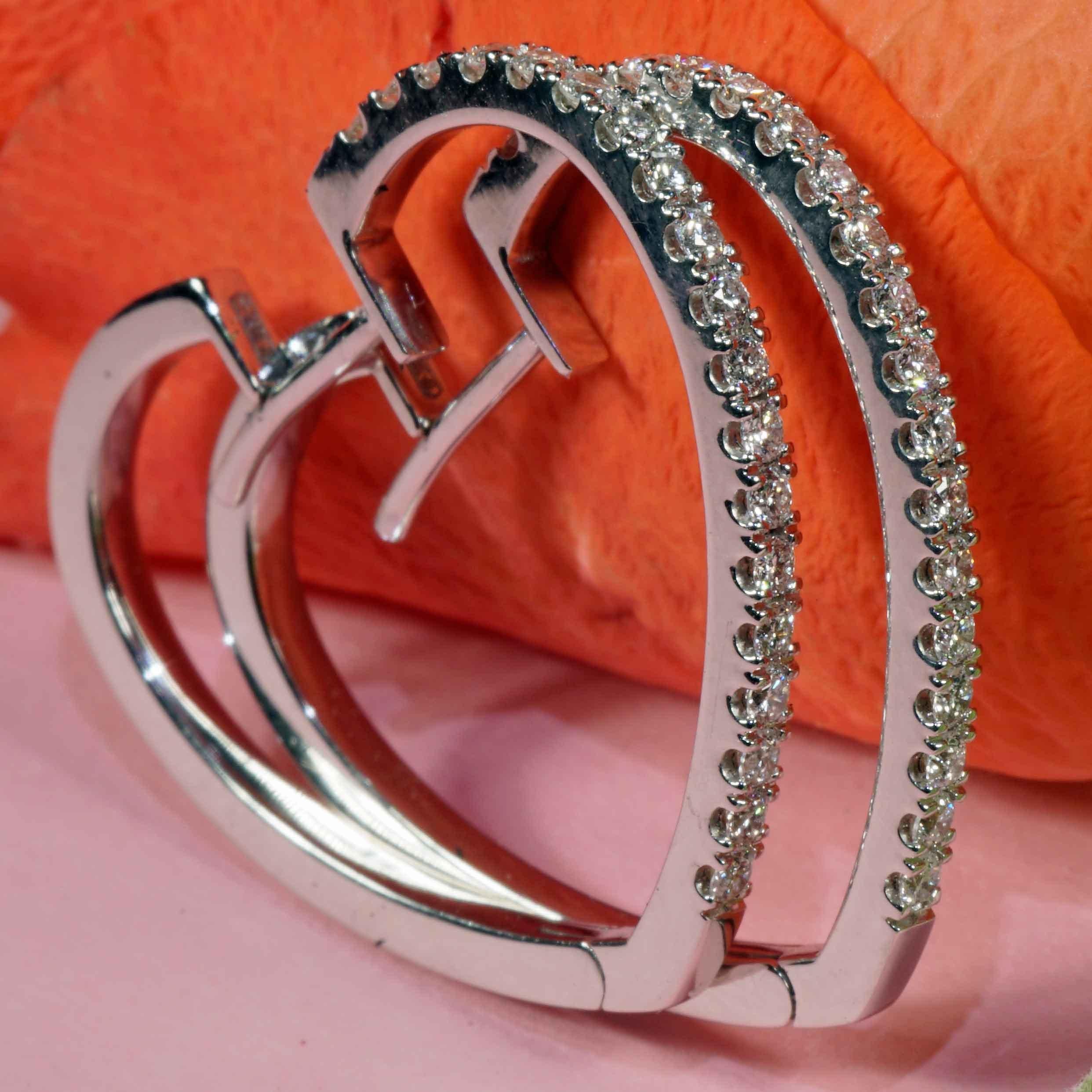 Créoles brillantes en forme de cœur 0,50 ct TW/VS énergie italienne pour chaque jour 18 carats en vente 3