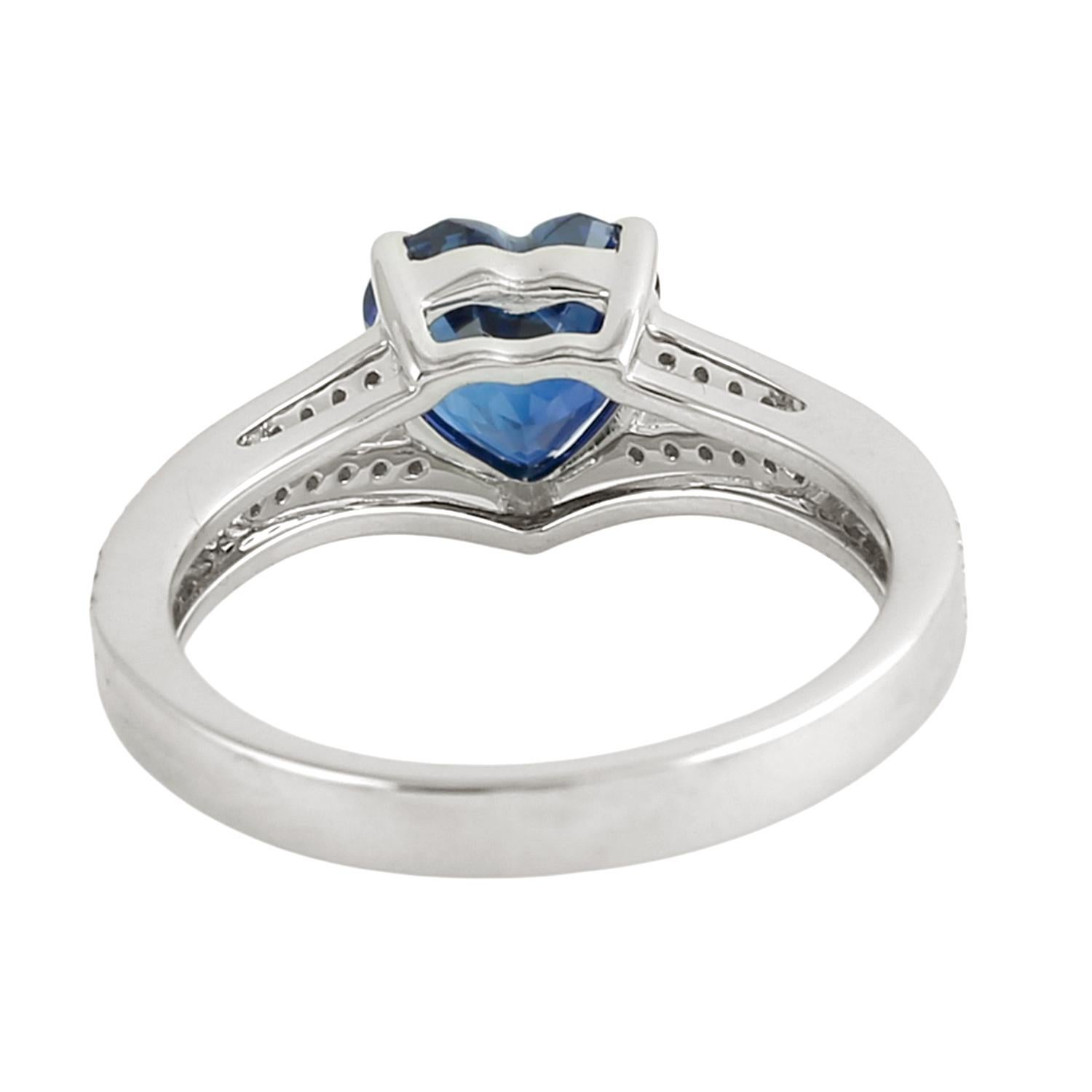 Anillo en forma de corazón con zafiro azul de Ceilán y diamantes en oro blanco de 18k Art Decó en venta