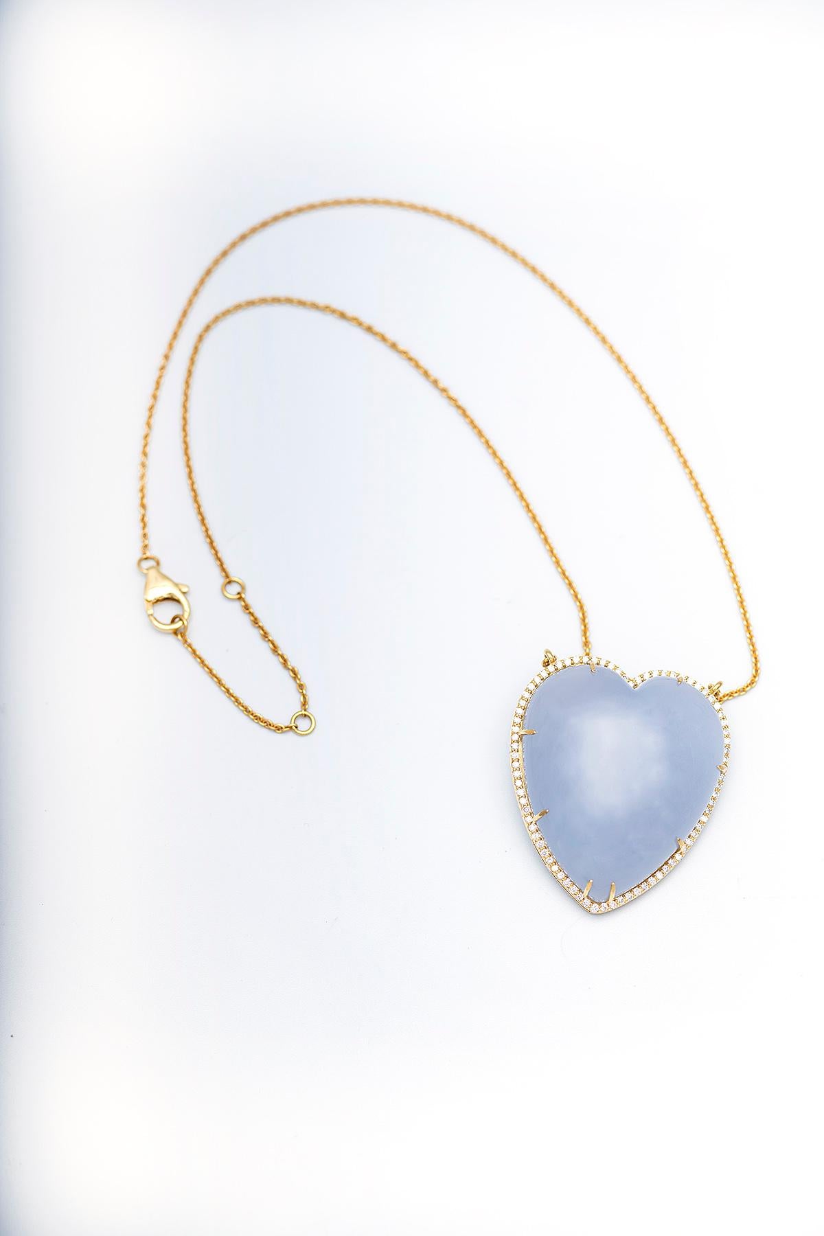 Herzförmige Chalcedon-Halskette mit Diamanten in 18K Gelbgold (Rundschliff) im Angebot