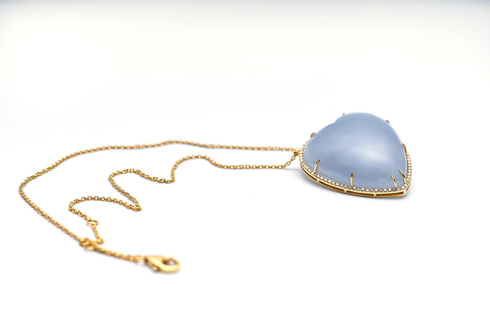 Herzförmige Chalcedon-Halskette mit Diamanten in 18K Gelbgold im Zustand „Neu“ im Angebot in Westport, CT