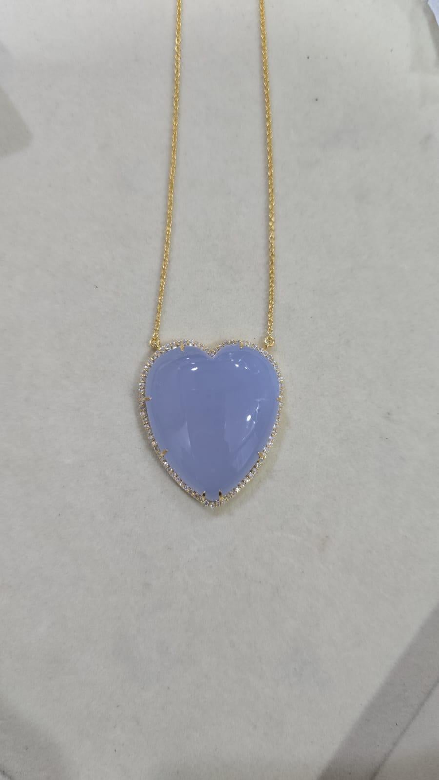 Collana con calcedonio e diamanti a forma di cuore con catena in oro giallo 18K in vendita 1