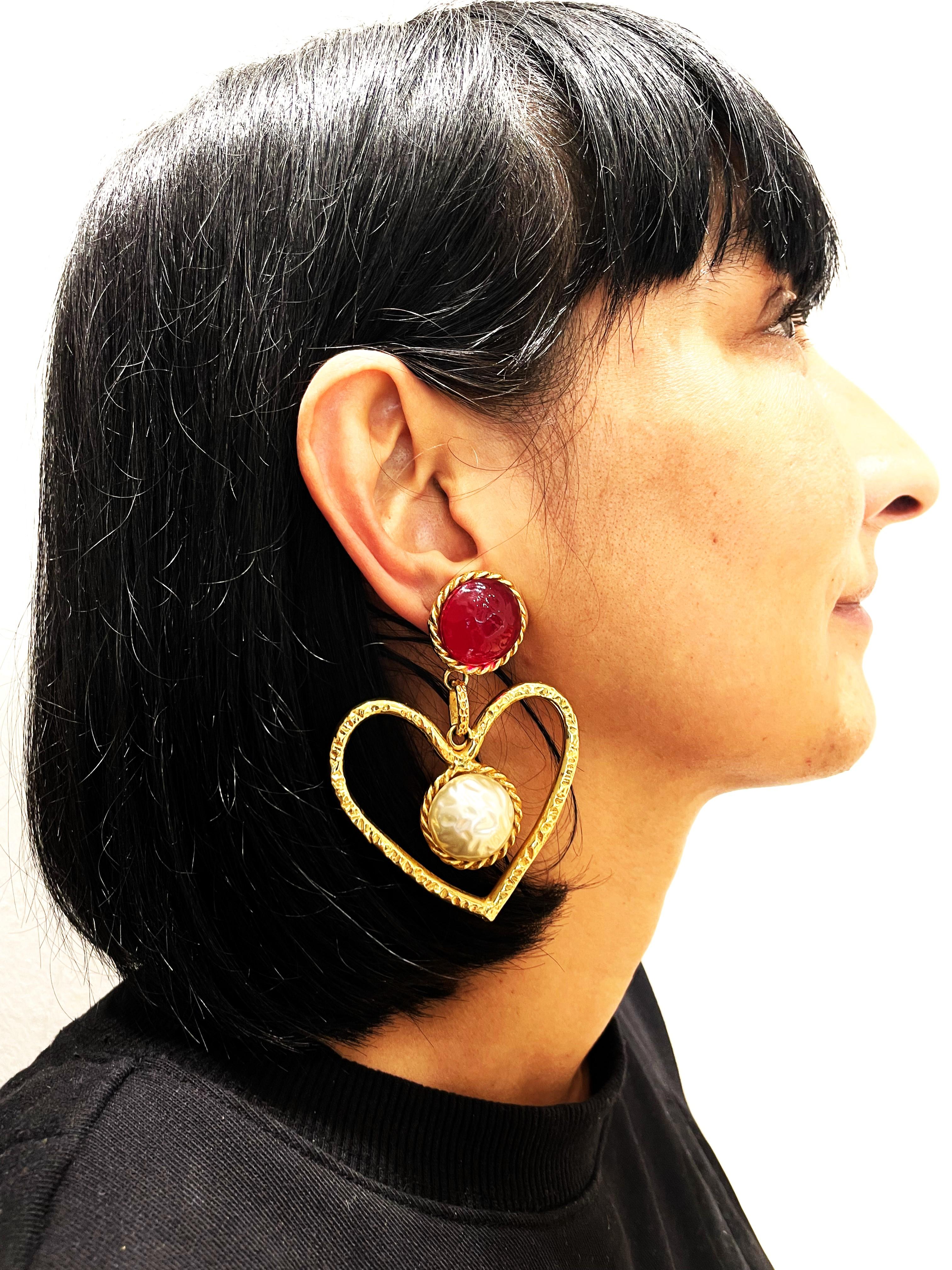 Heart-shaped ear clip with red Gripoix glass and large handmade pearl from GIVENCHY PARIS 1980s
Measurement;
Whole length 8 cm - Heart width 6 cm
Above red Gripoix stone 2.4 cm in diameter - handmade pearl 2.4 cm in diameter
Features:
- Original