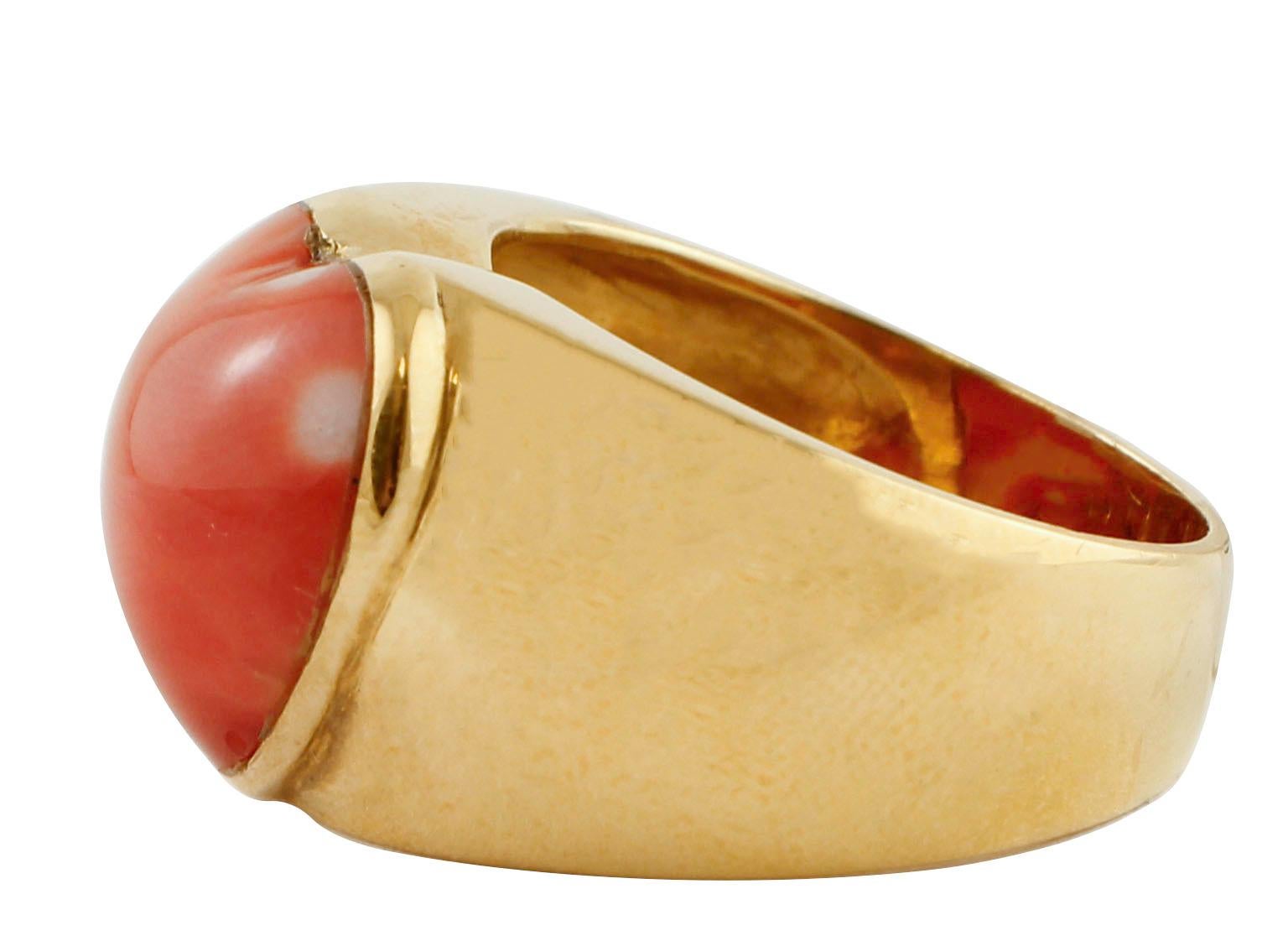 Particular retrò ring in 18 kt yellow gold structure mounted, in the central part, with an heart-shaped coral.
This ring is totally handmade by Italian master goldsmith.
Coral 2.30 gr - 13 mm x 15 mm
Total Weight 9.80 gr
Italian Size 17
French Size