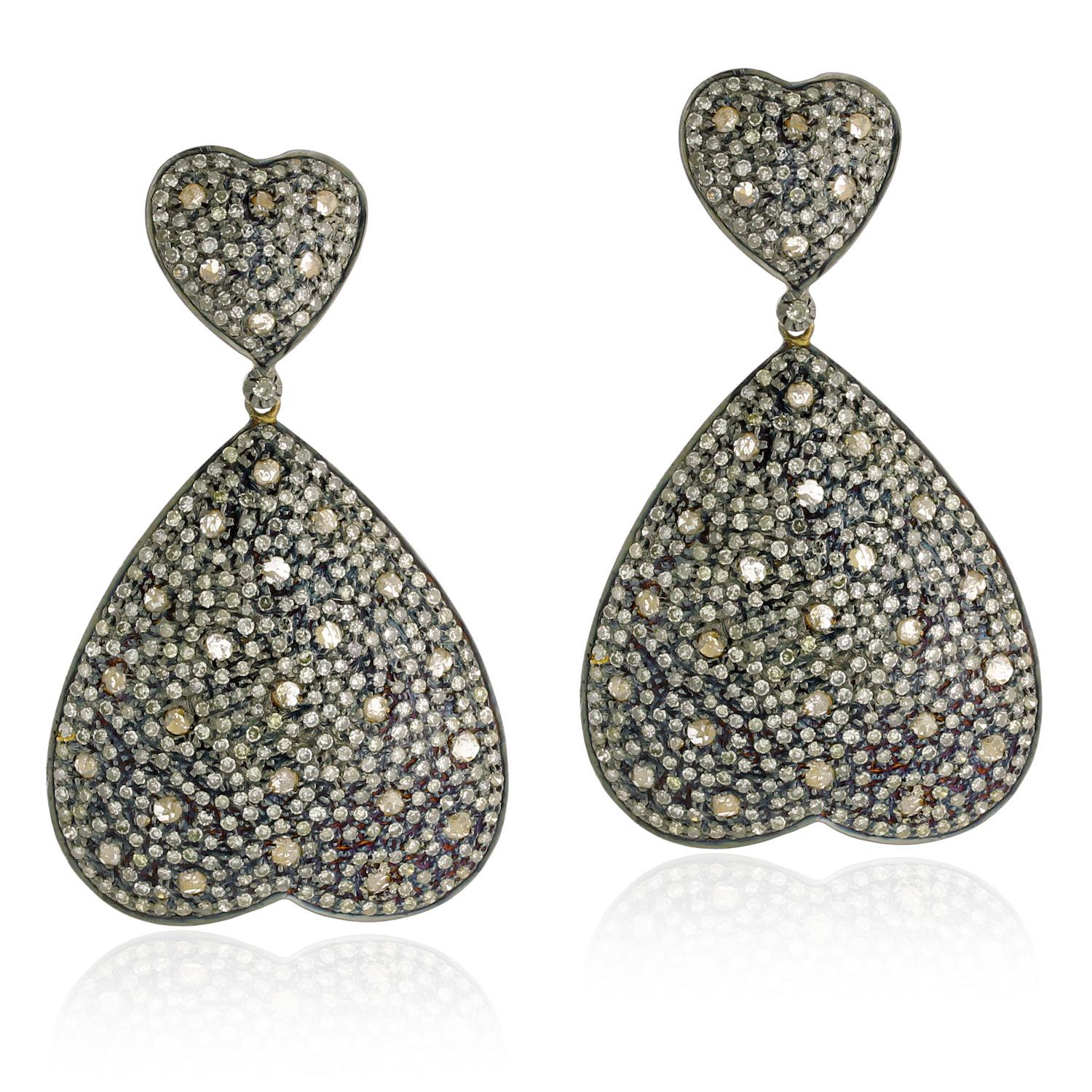 Herzförmige Ohrhänger mit Pavé-Diamanten aus Gold und Silber (Gemischter Schliff) im Angebot