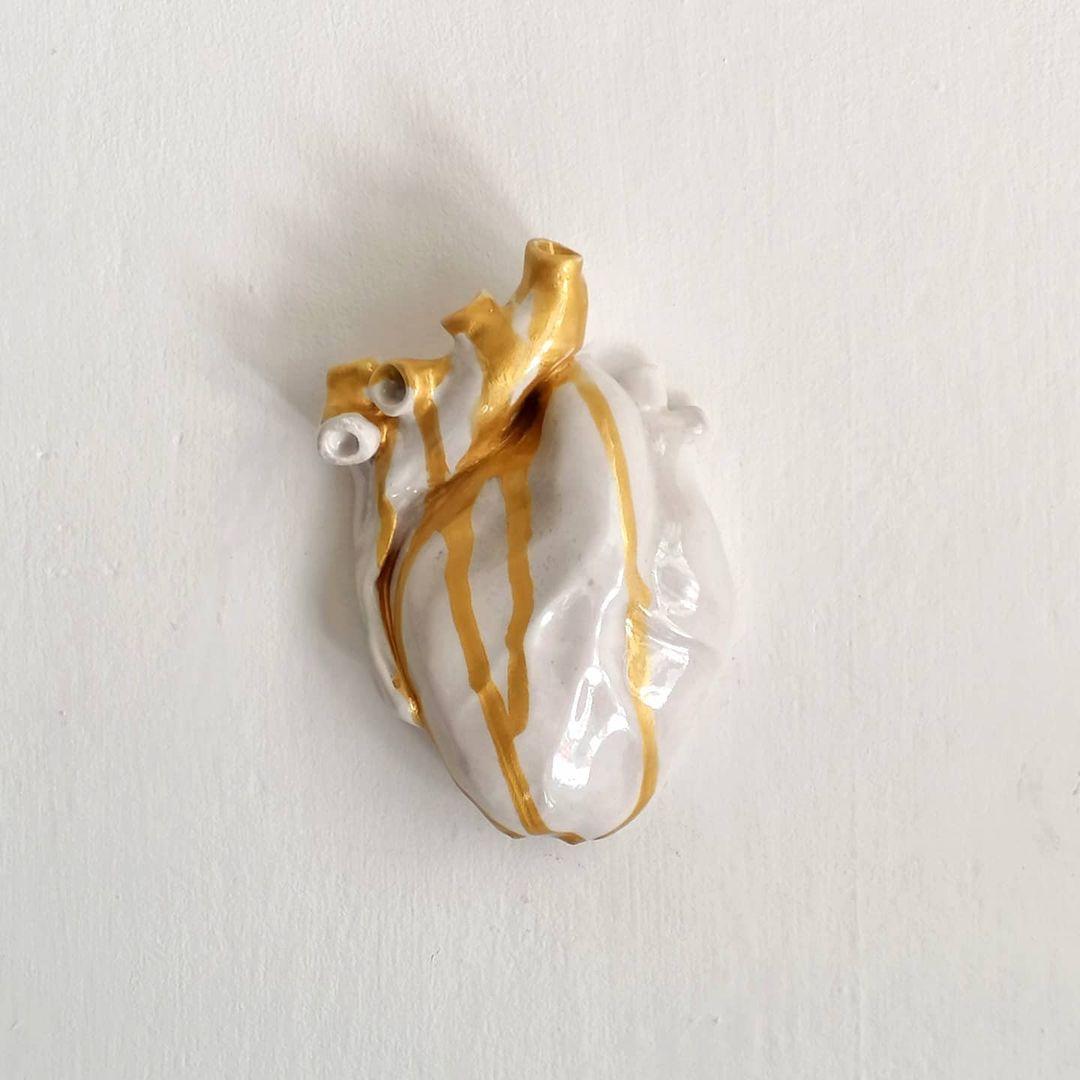 Herzförmiges Set aus Dart & Gold, 2022, handgefertigt in Italien, Anatomisches, einzigartiges Stück (Moderne) im Angebot