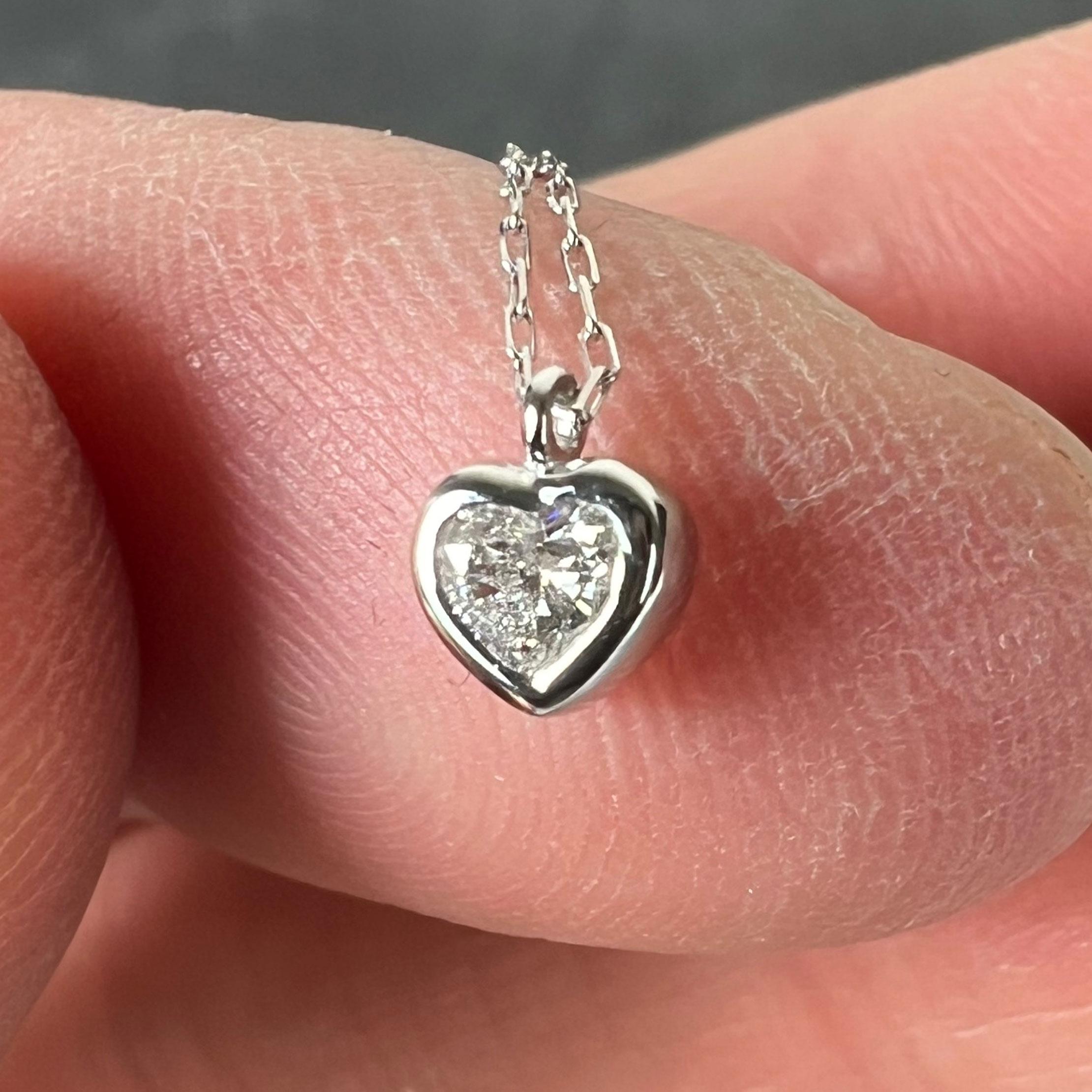 Collana con ciondolo in platino con diamante a forma di cuore da 0,14 carati in vendita 5