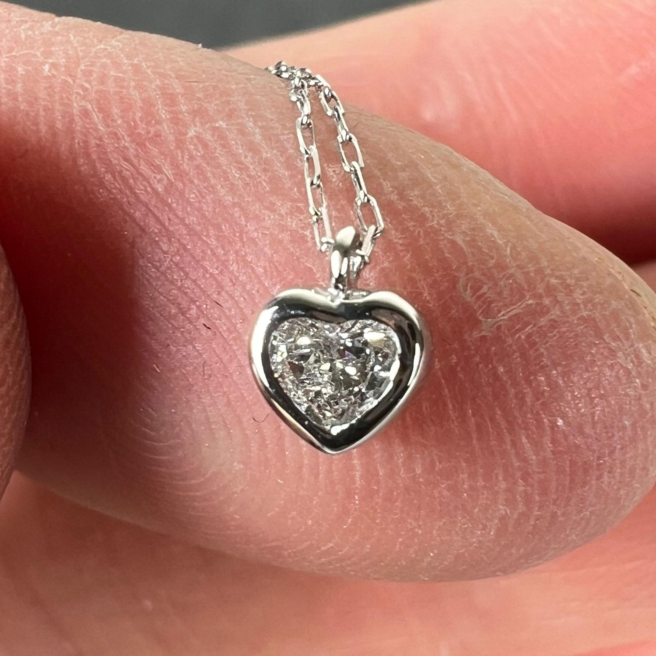 Collana con ciondolo in platino con diamante a forma di cuore da 0,14 carati in vendita 6