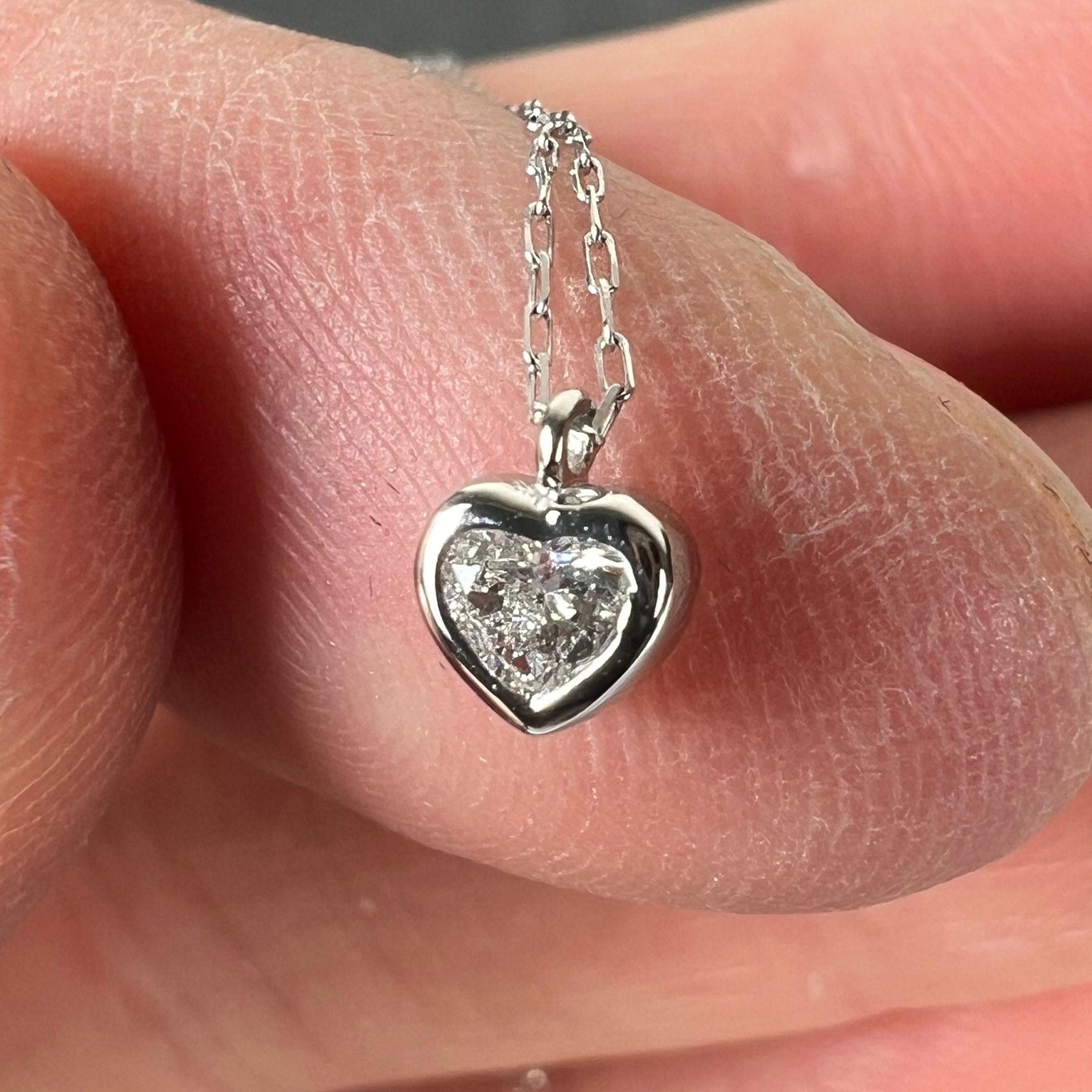 Collana con ciondolo in platino con diamante a forma di cuore da 0,14 carati in vendita 7