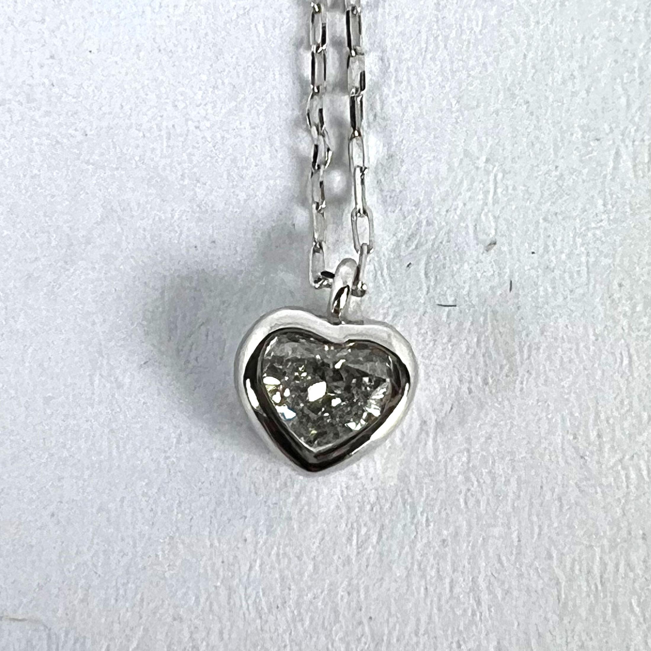 Collana con ciondolo in platino con diamante a forma di cuore da 0,14 carati in vendita 10
