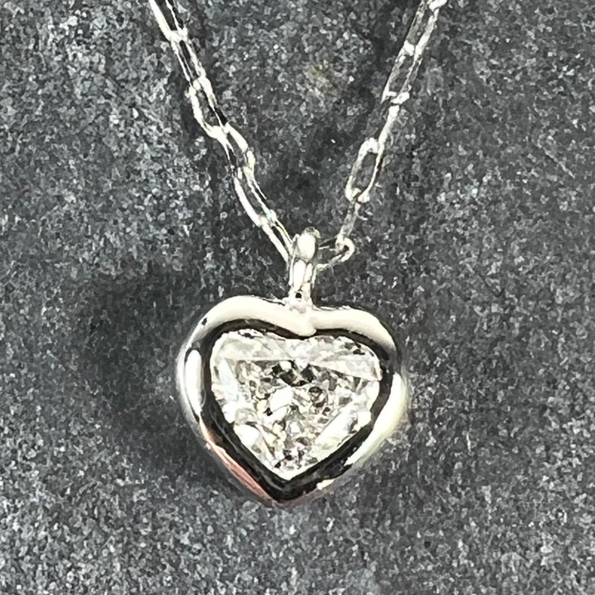 Cuore Collana con ciondolo in platino con diamante a forma di cuore da 0,14 carati in vendita
