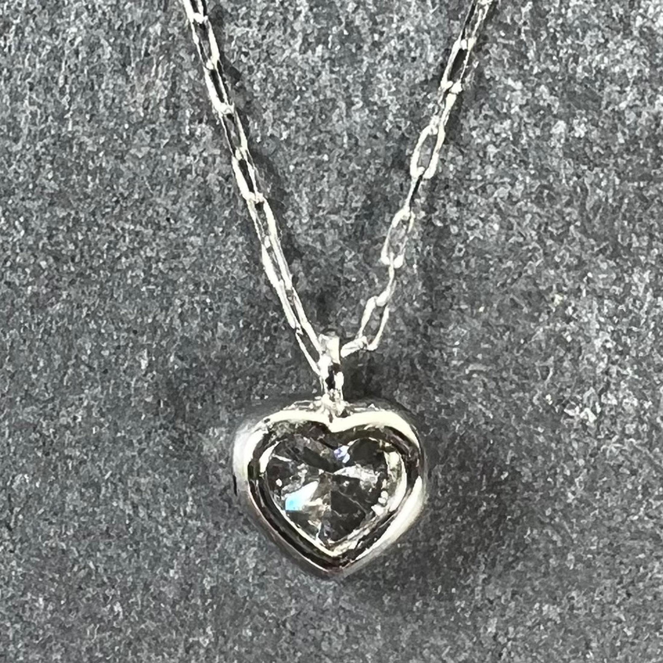 Collana con ciondolo in platino con diamante a forma di cuore da 0,14 carati In condizioni ottime in vendita a London, GB