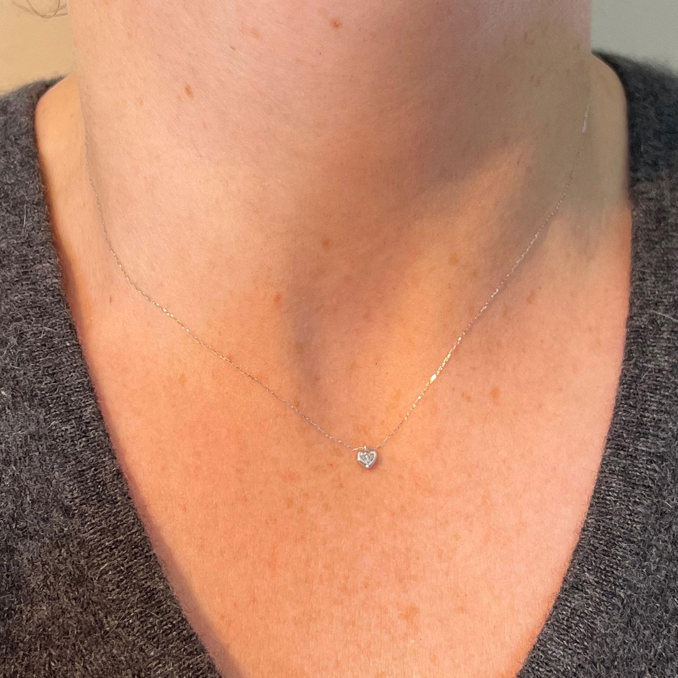 Donna Collana con ciondolo in platino con diamante a forma di cuore da 0,14 carati in vendita