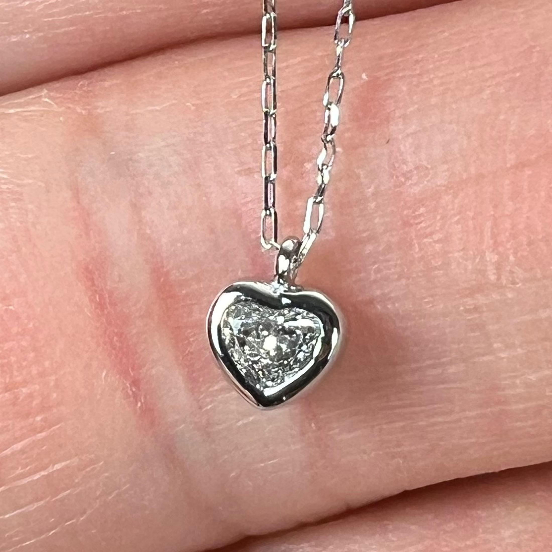 Collana con ciondolo in platino con diamante a forma di cuore da 0,14 carati in vendita 1