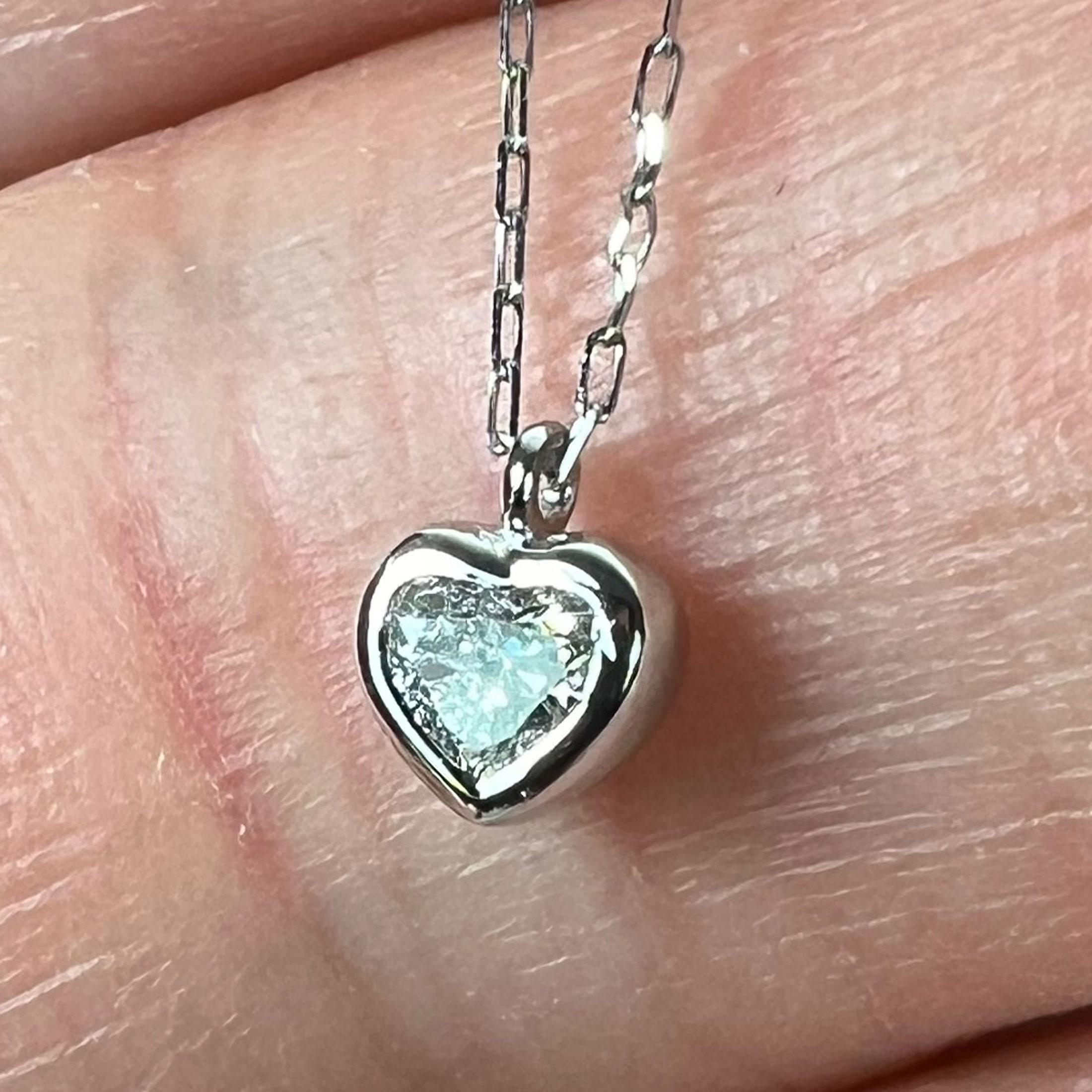 Collana con ciondolo in platino con diamante a forma di cuore da 0,14 carati in vendita 2