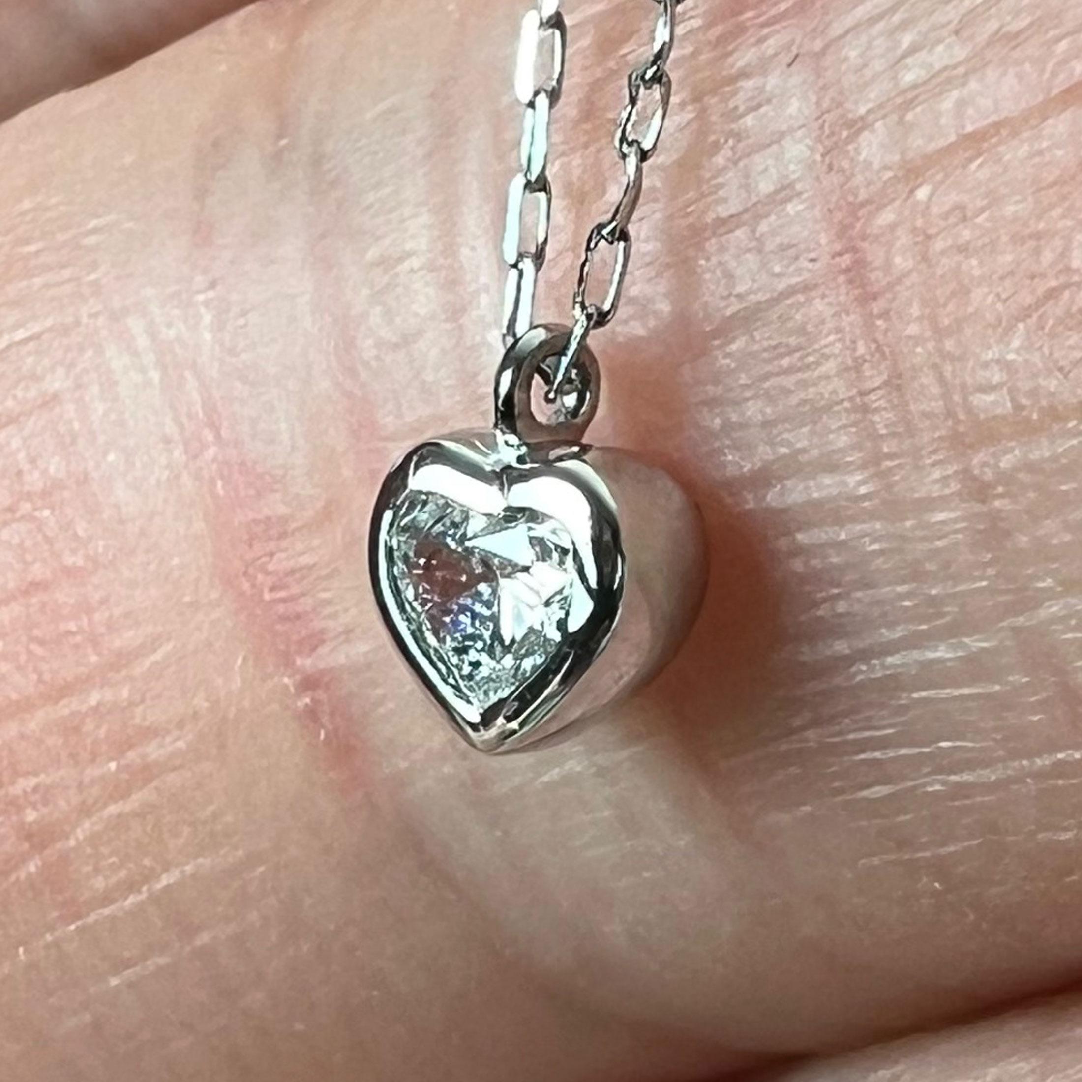 Collana con ciondolo in platino con diamante a forma di cuore da 0,14 carati in vendita 3