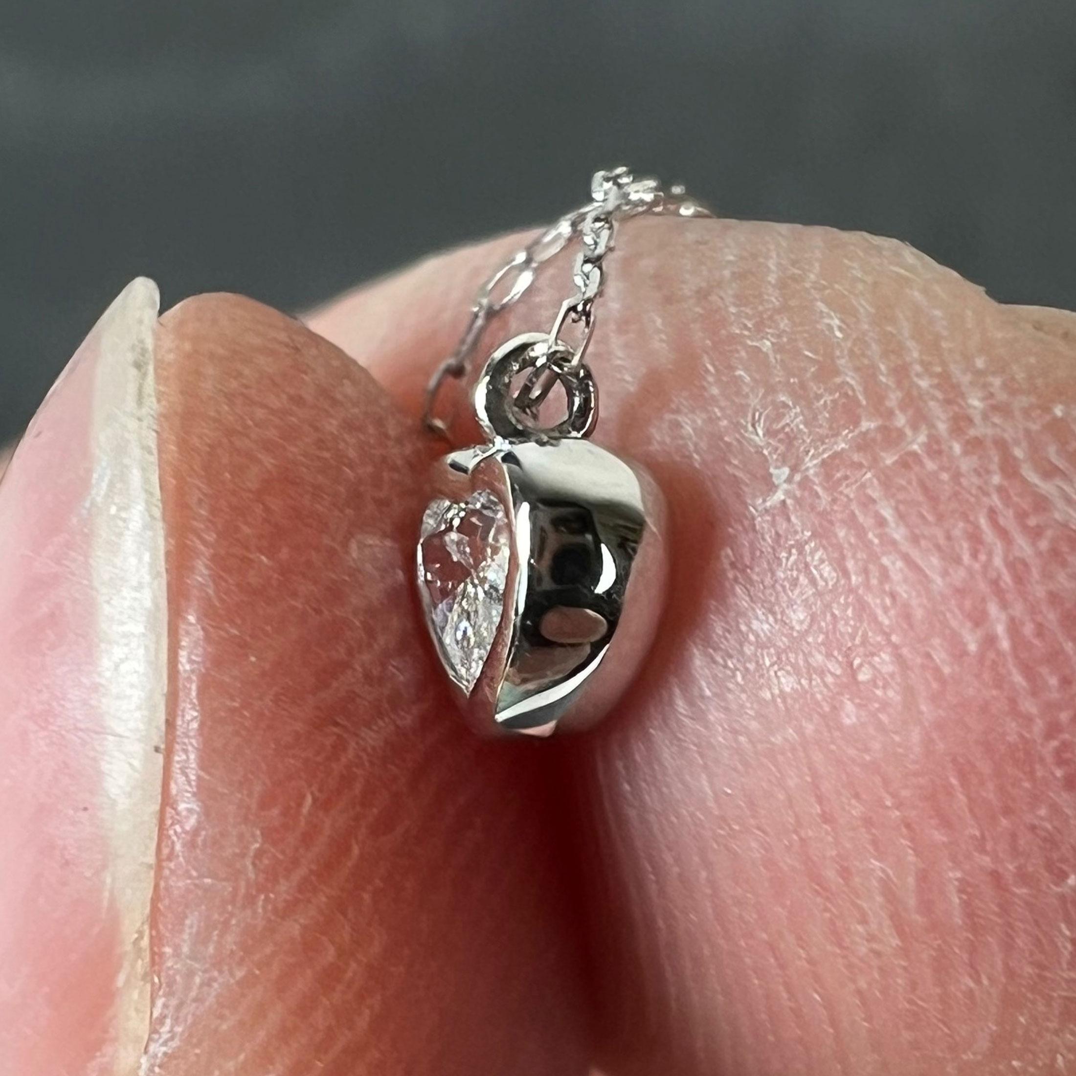 Collana con ciondolo in platino con diamante a forma di cuore da 0,14 carati in vendita 4
