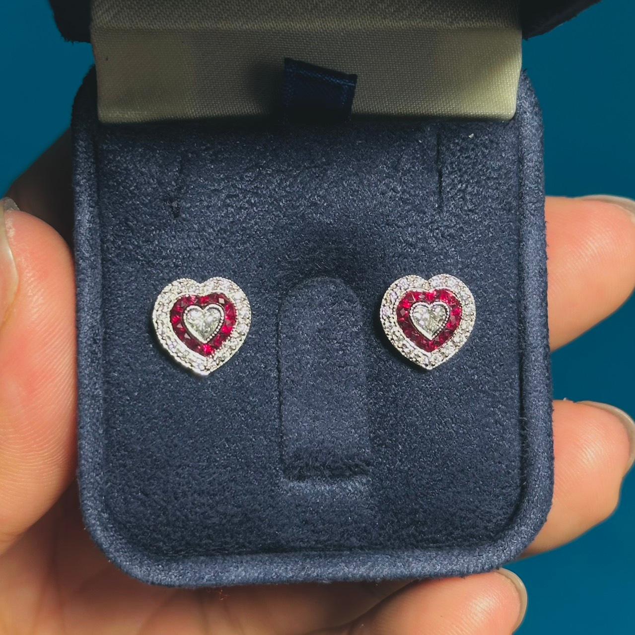 Realizzati in oro bianco 14 carati, questi deliziosi orecchini a perno a forma di cuore offrono una splendida combinazione di raffinatezza e fascino. I diamanti centrali a forma di cuore pesano complessivamente 0,25 carati e hanno un colore G e una
