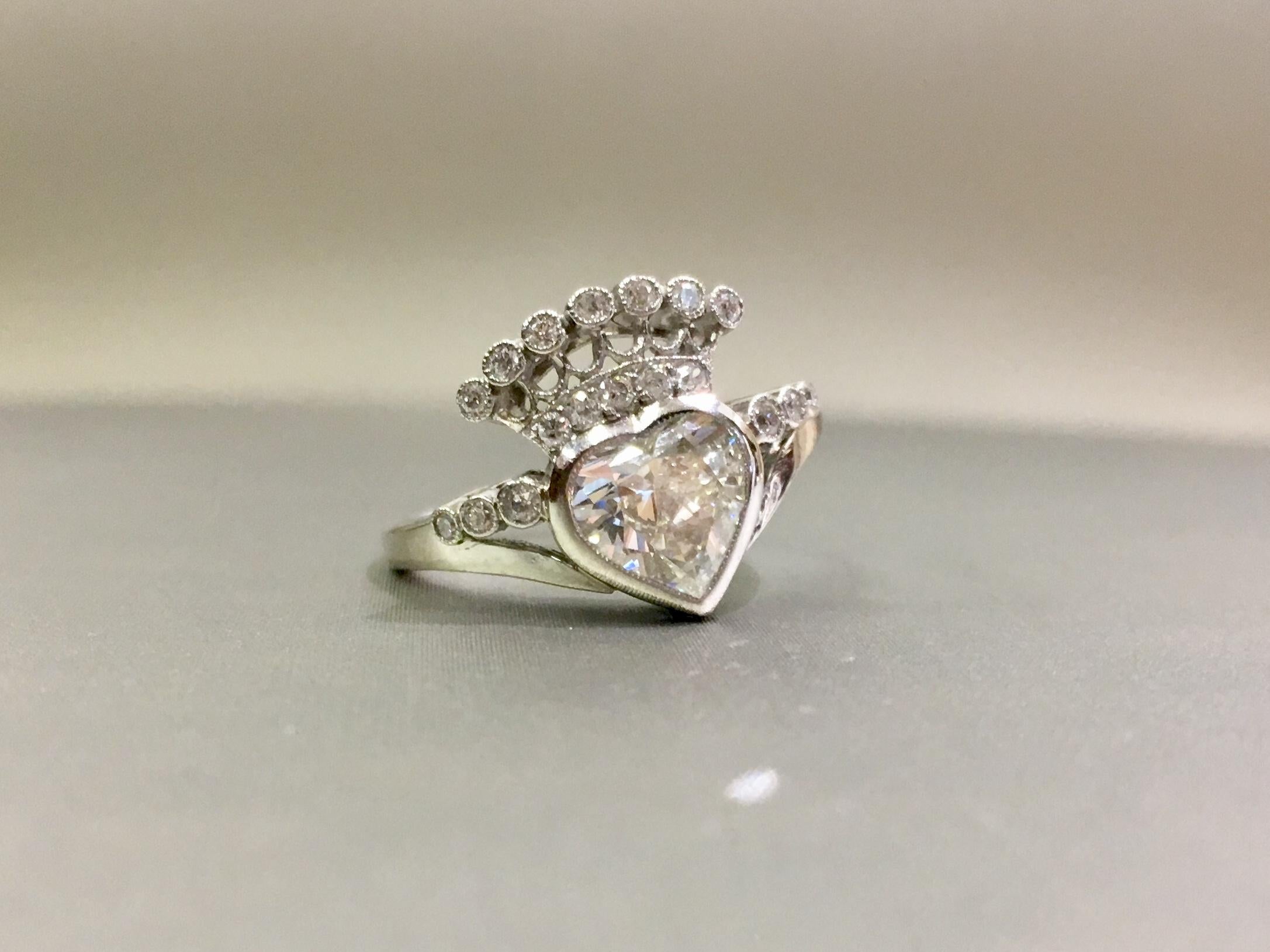 Heart Shaped Diamond Crown Ring in Platinum 1.00 Carat In Good Condition For Sale In Ottawa, Ontario