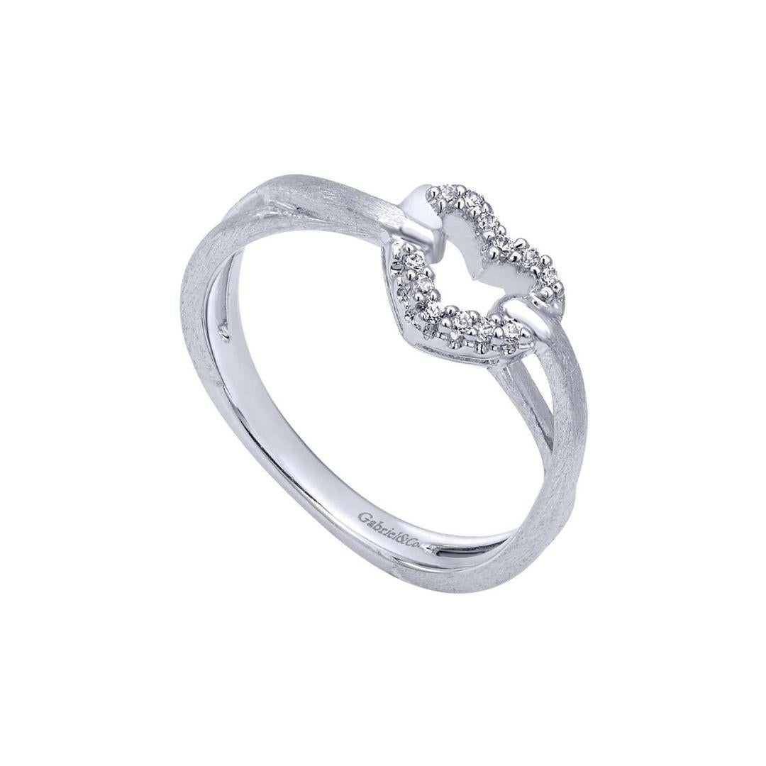 
Herzförmiger Diamantmodeschmuckring mit satinierter Oberfläche. Der Ring ist mit runden weißen Diamanten im Brillantschliff besetzt, Farbe H-I, Reinheit SI, 0,05 ctw.