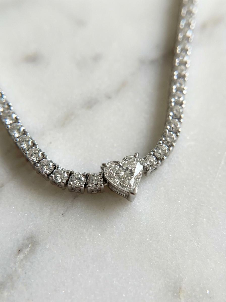 Cet élégant collier de tennis présente un équilibre raffiné entre artisanat intemporel et sophistication moderne. Fabriquée à la main en or blanc 18 carats, cette pièce présente environ 8 carats de diamants naturels, disposés dans un design