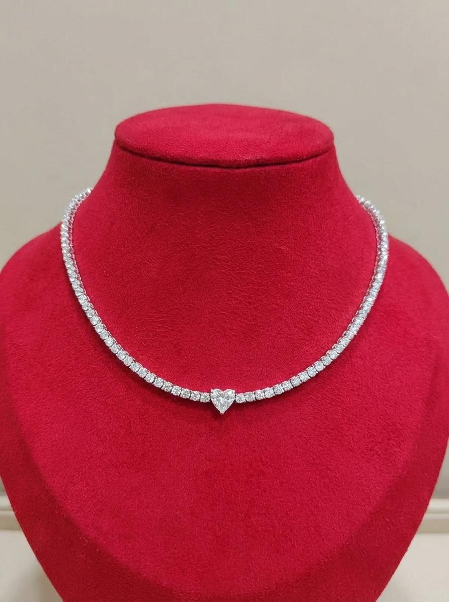 Contemporain Collier de tennis en or blanc 18 carats avec pendentif en forme de cœur et diamant de 8 carats en vente