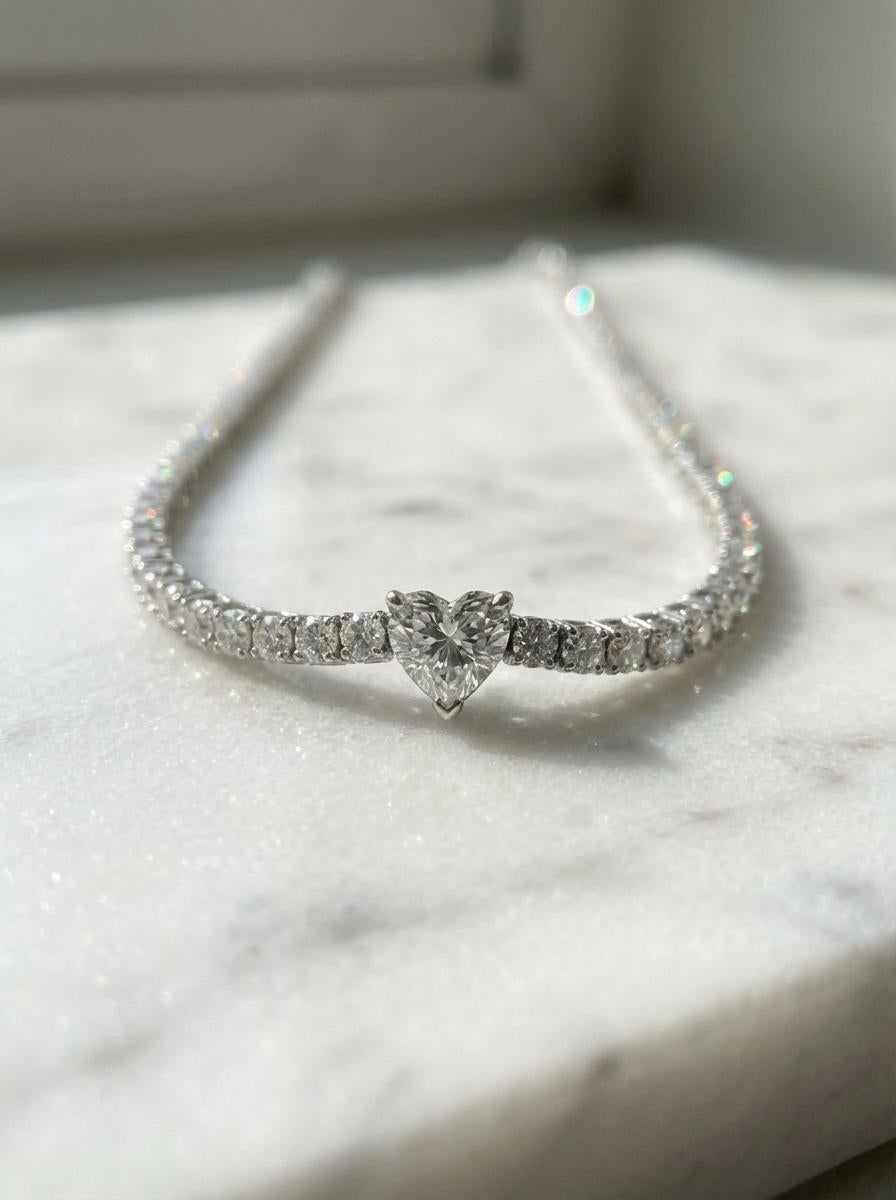 Taille mixte Collier de tennis en or blanc 18 carats avec pendentif en forme de cœur et diamant de 8 carats en vente