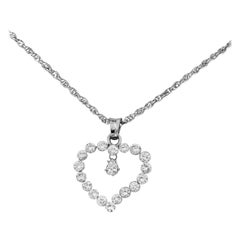 Colgante de diamantes en forma de corazón en oro blanco de 18 quilates