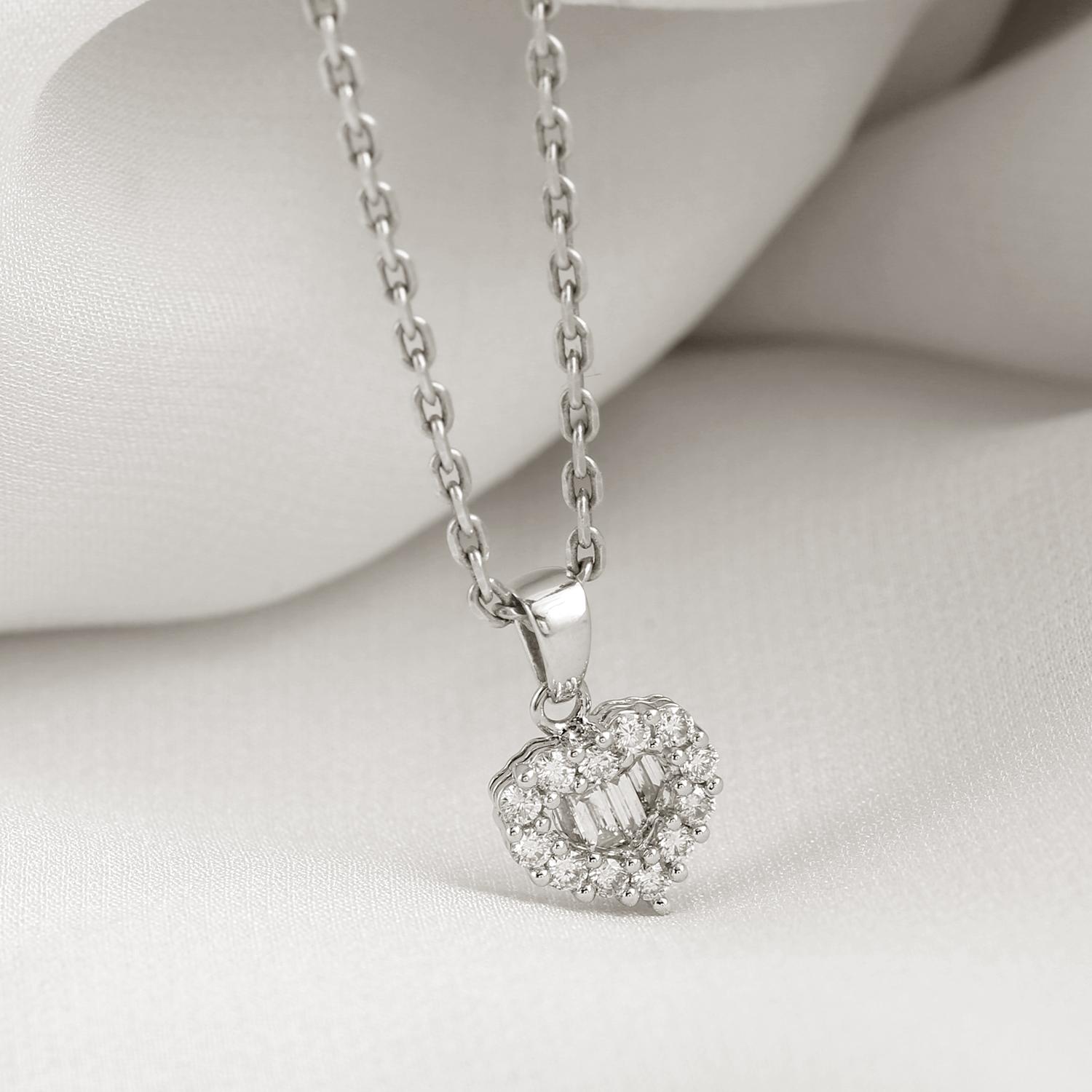 Artigiano Ciondolo con diamante a forma di cuore in oro bianco 18 carati in vendita