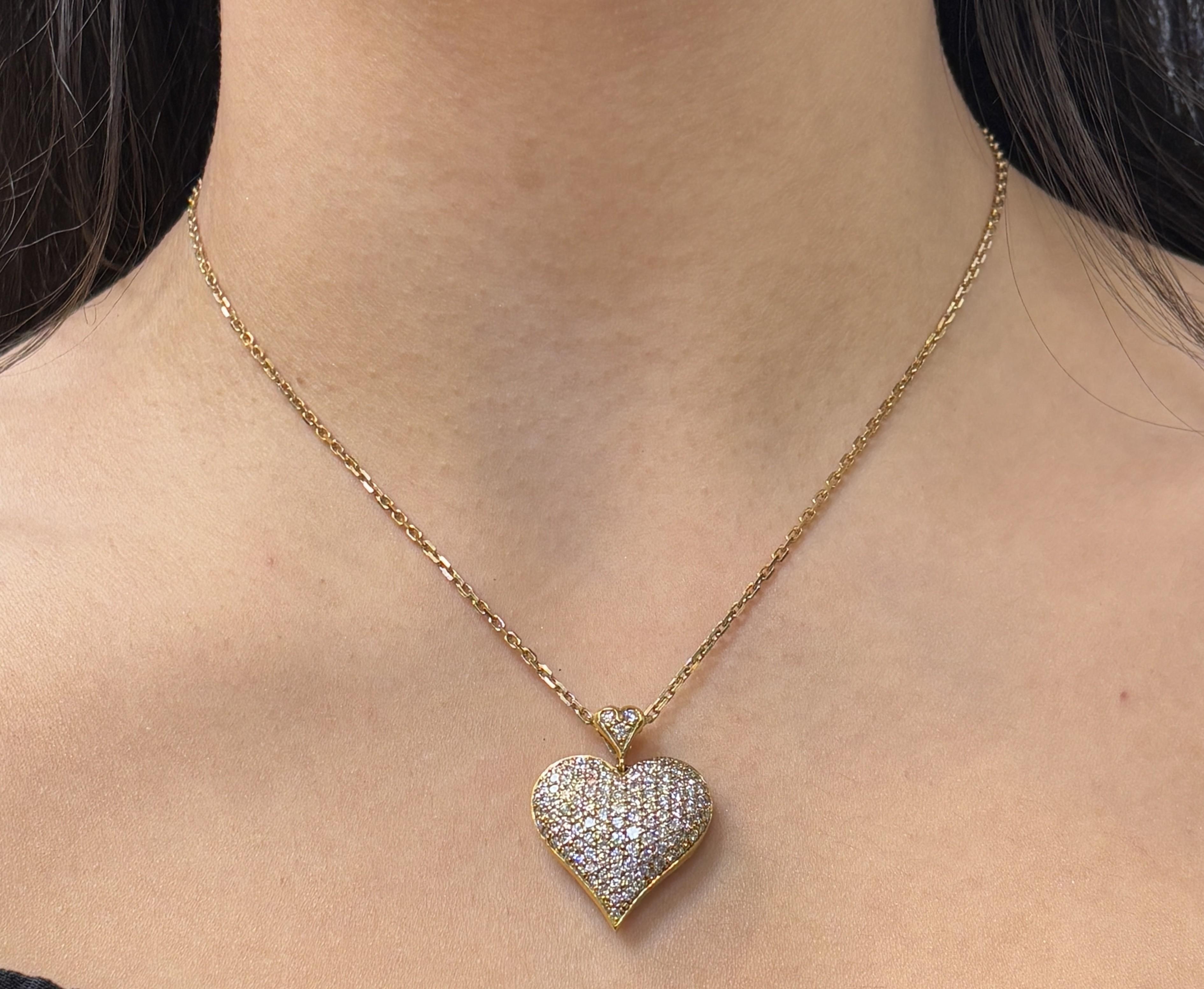 Collana con ciondolo con diamante a forma di cuore

Collana in oro giallo con ciondolo a forma di cuore con diamanti taglio rotondo. 

Misure:
Catena: 16