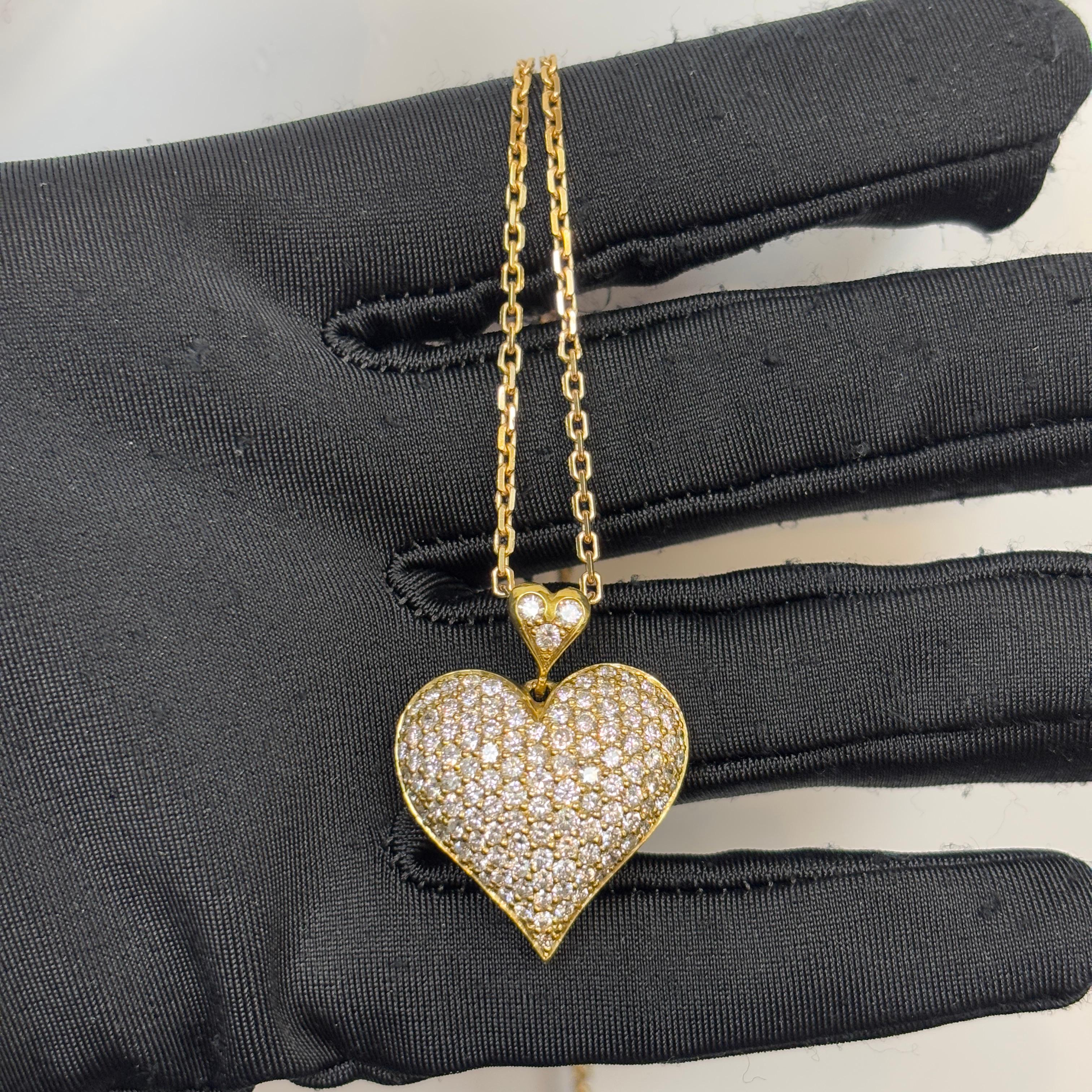 Taglio rotondo Collana con ciondolo con diamante a forma di cuore in vendita