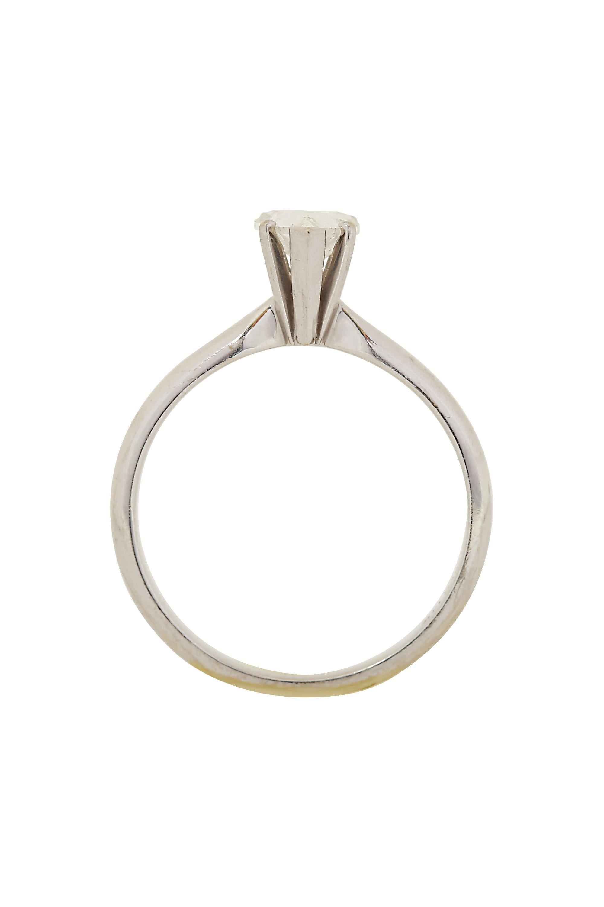 Schöner und eleganter Solitär-Diamantring mit einem herzförmigen Diamanten von etwa 0,40 Karat, Farbe G-H und Reinheit VS. Der Diamant ist in 5 Zacken 14K Weißgold Ring gesendet. Die aktuelle Ringgröße ist 6,25. 