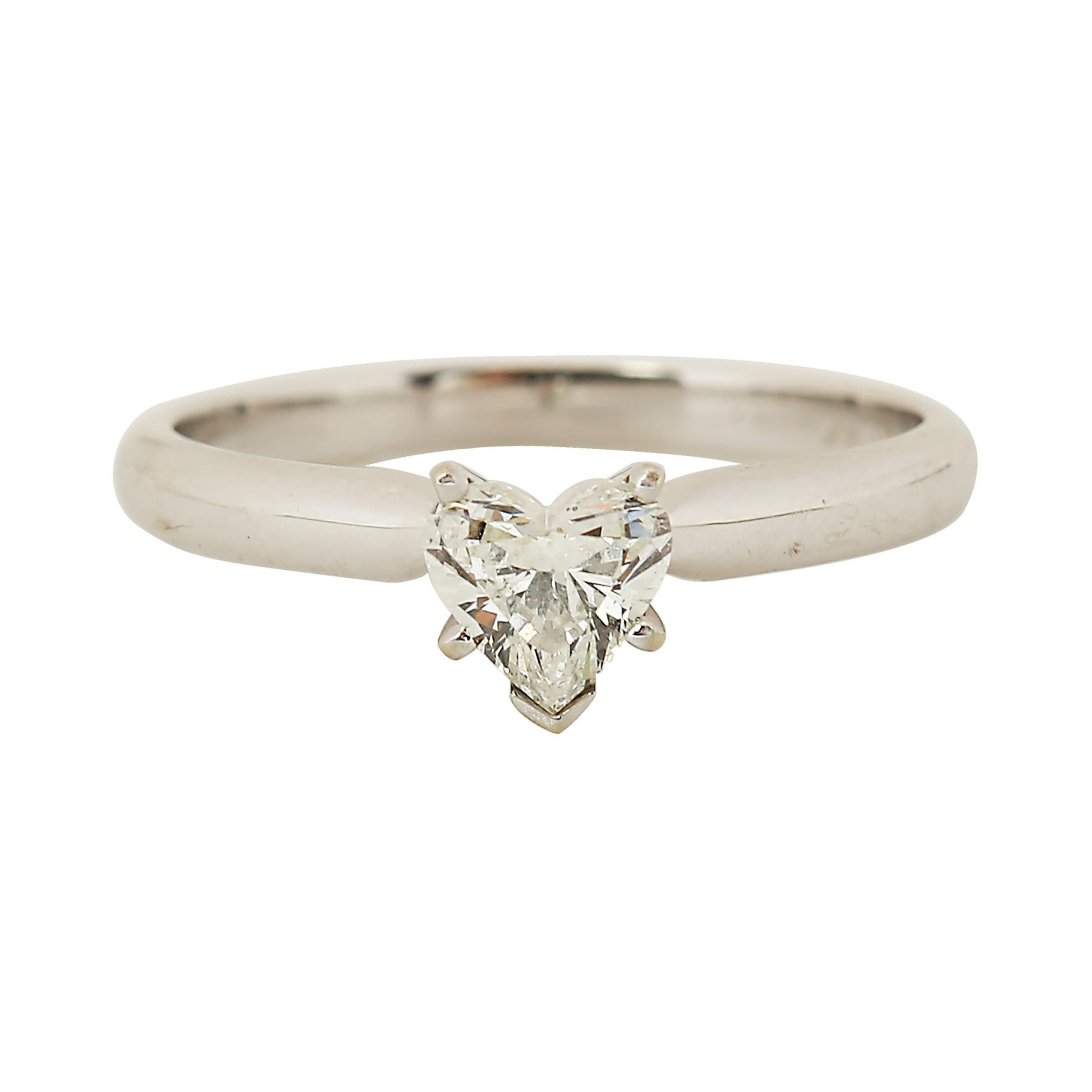 Bague de fiançailles solitaire en or blanc 14 carats avec diamant en forme de cœur de 0,40 carat