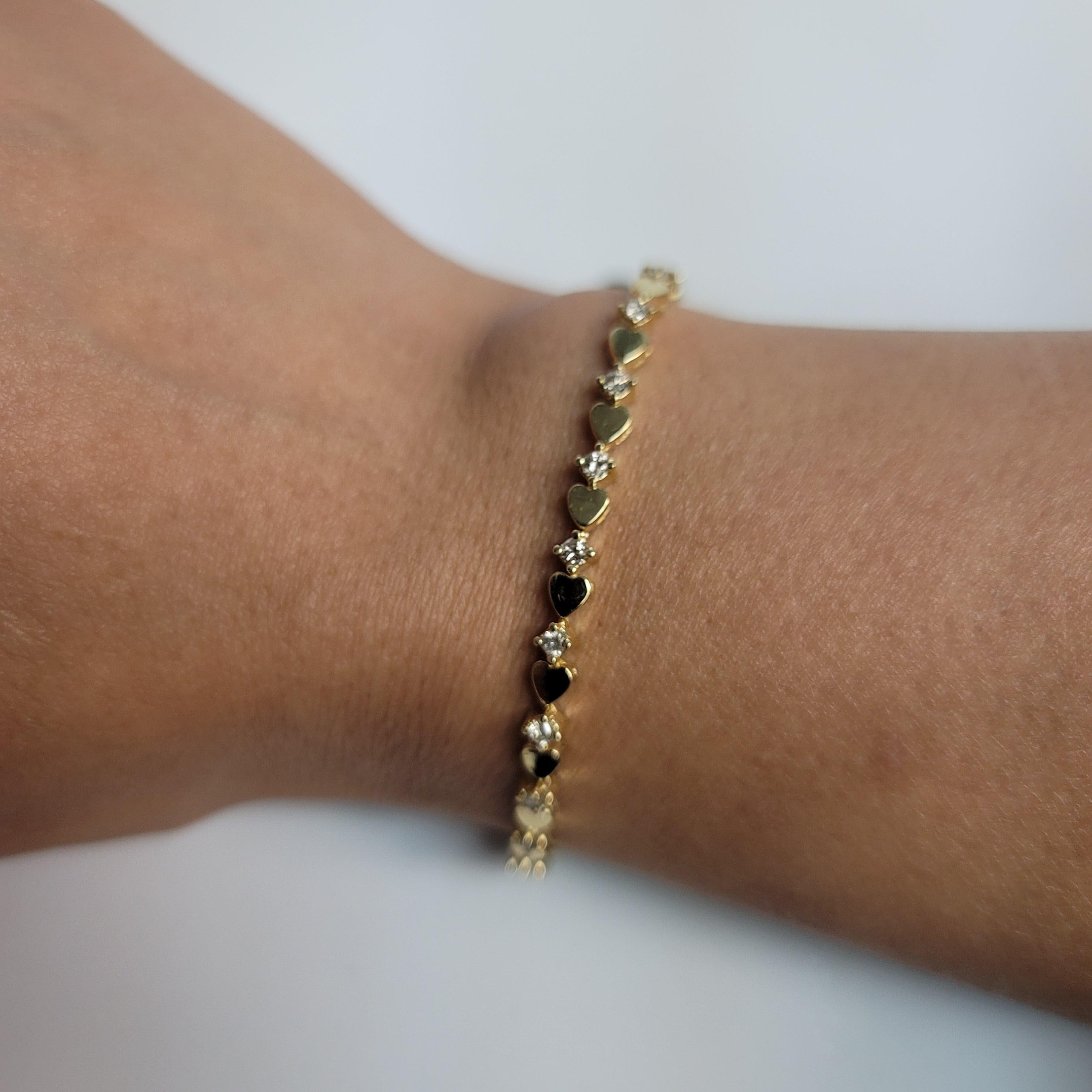Taille ronde Bracelet tennis en or jaune 14 carats avec diamants en forme de cœur en vente