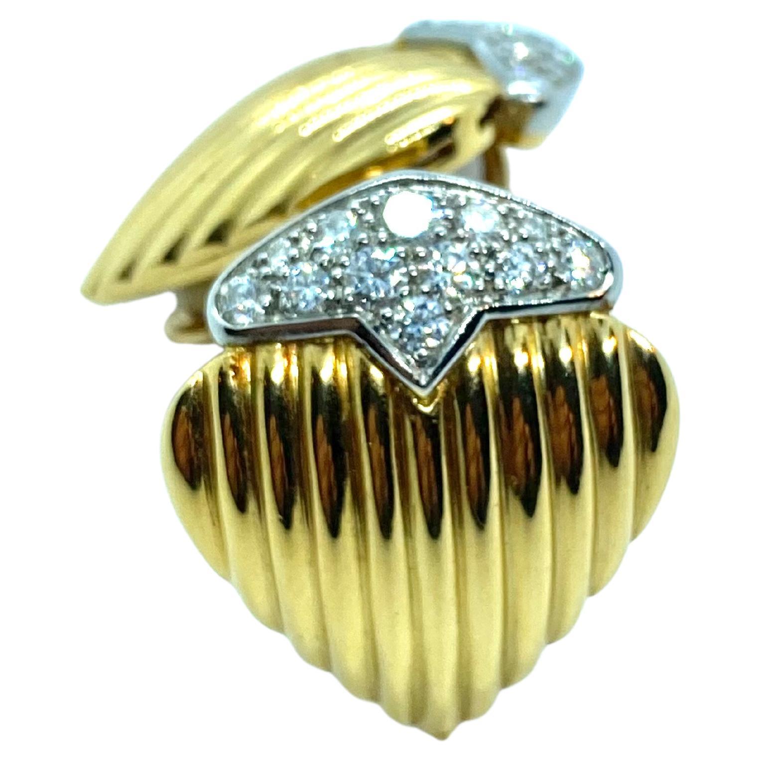 Raffinierte Knopf-Ohrringe in Herzform aus 18 Karat Gelb- und Weißgold.
Sie tragen jeweils natürliche Diamanten im Brillantschliff; geschätztes Gewicht ct. 1.00
Gesamtgewicht der Diamanten ct. 2.00
Bruttogewicht : gr 22,50
Breite 22 mm.
Höhe 27
